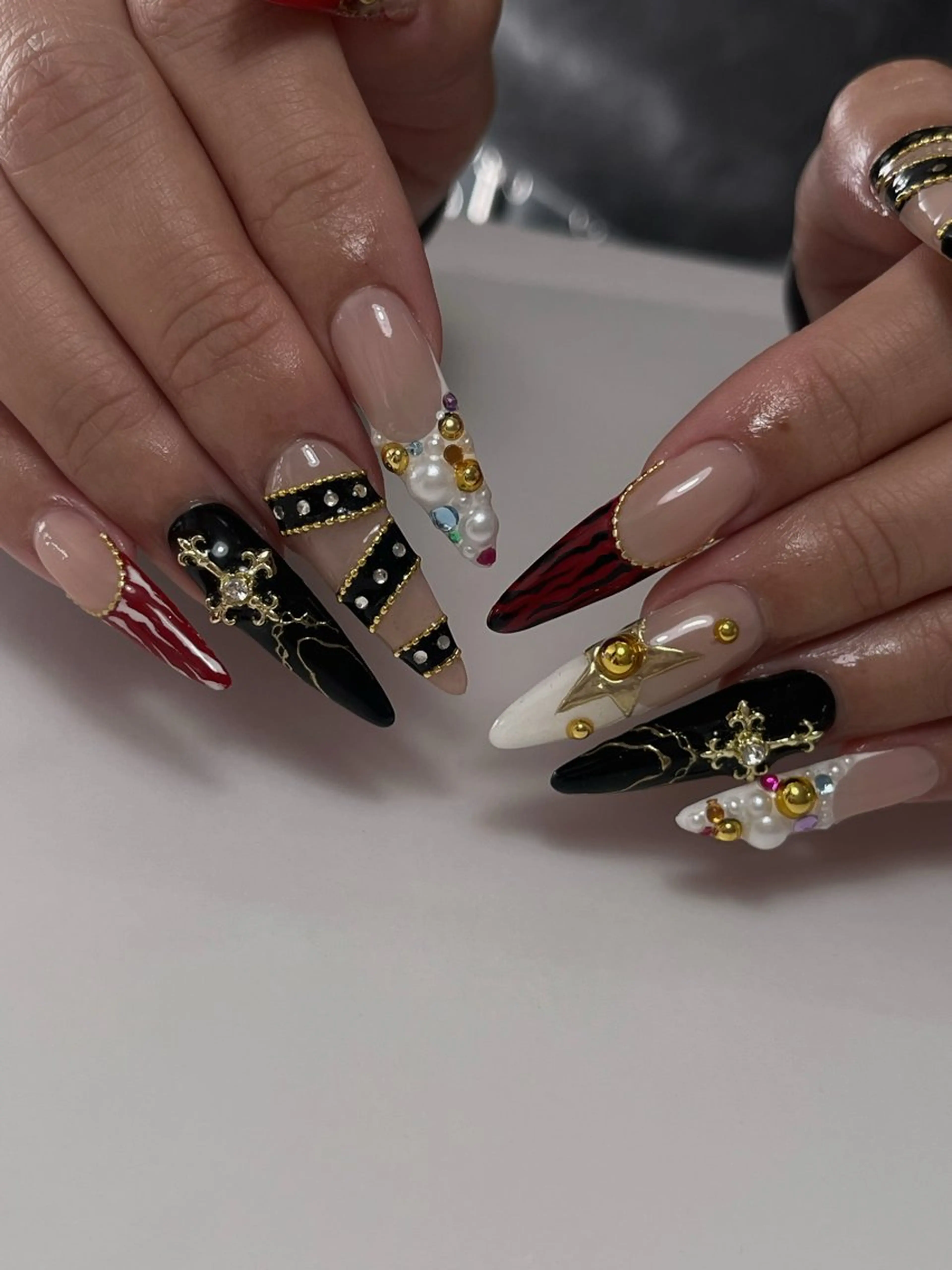 ネイル ゴールド 赤色 SoLuna Hikariのネイルデザイン