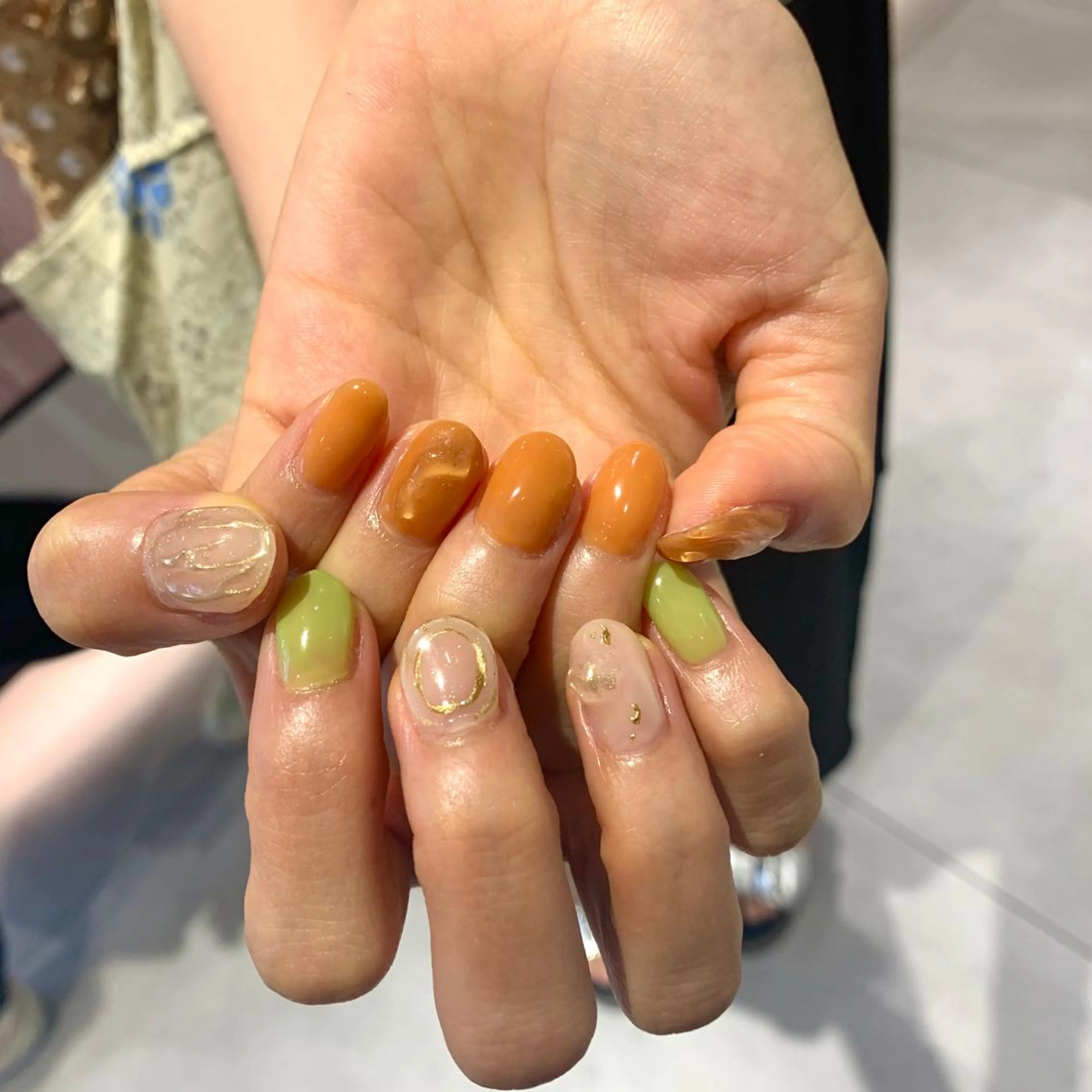 ネイル ブラウン オレンジ ピスタチオネイル ぷっくりネイル ハンドネイル Kureha/ネイル トレンドヘアのヘアスタイル