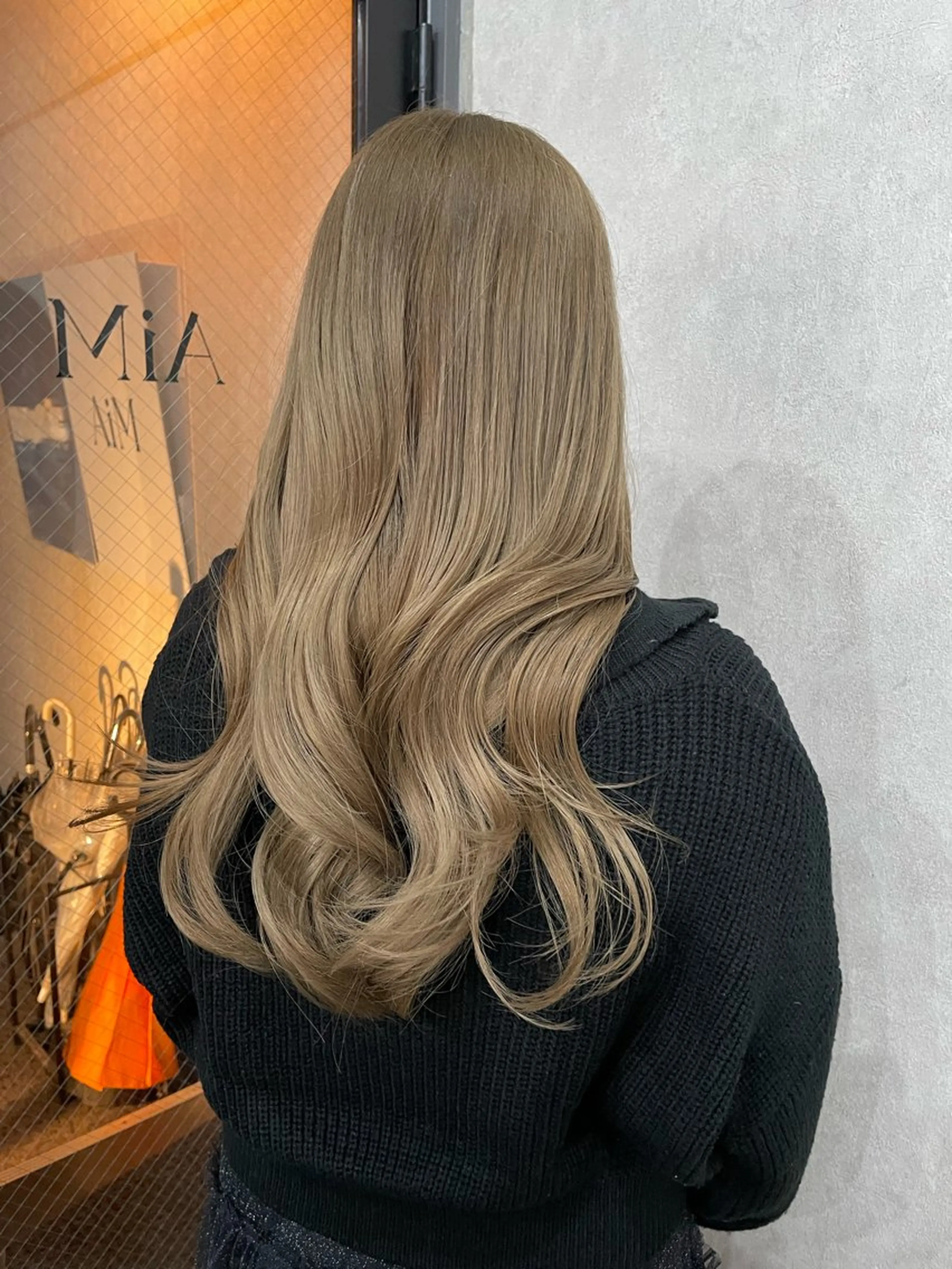 ロング カラー ベージュカラー ミルクティーベージュ AIRI layer cut hairのヘアスタイル