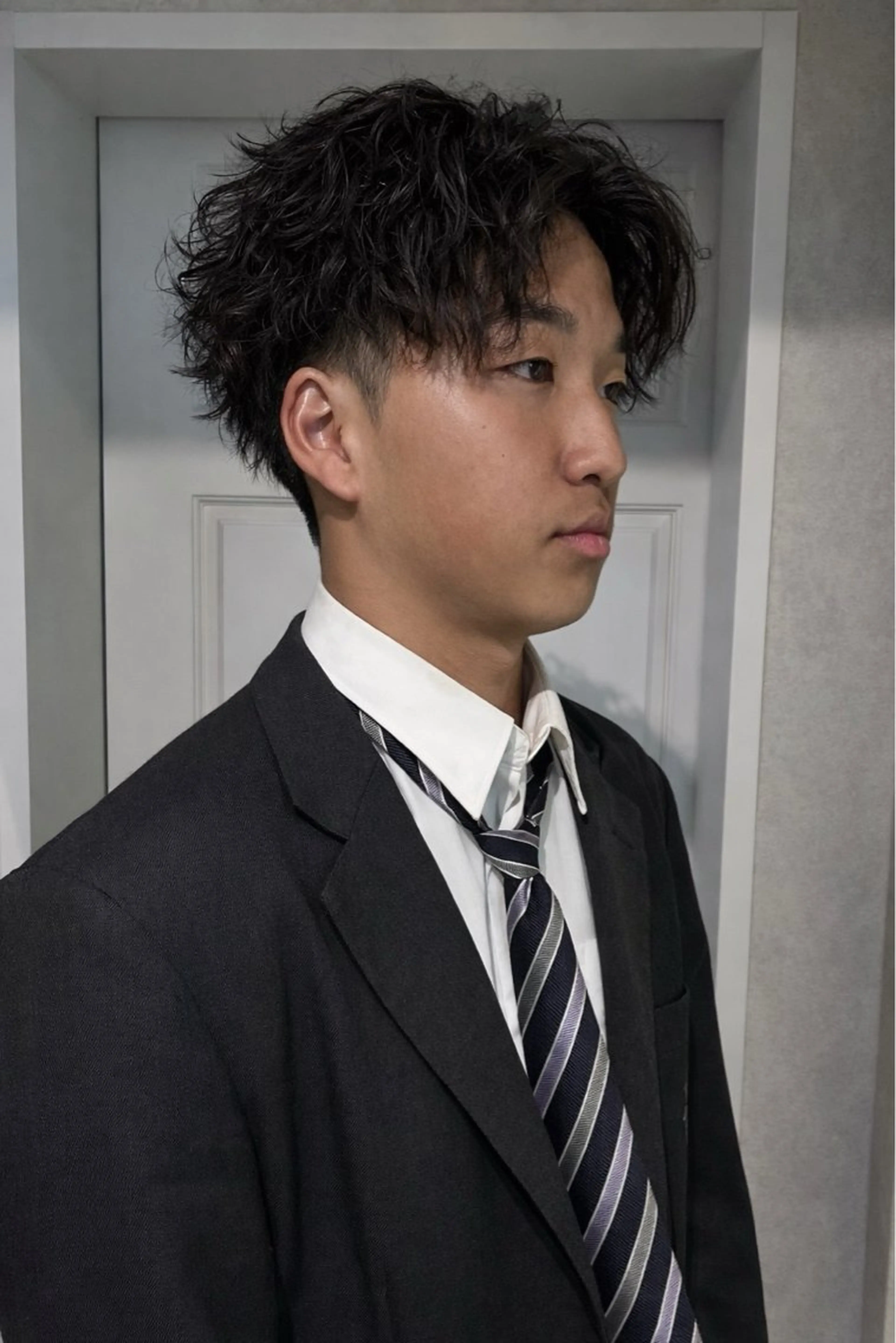 ショート パーマ メンズ 切りっぱなしボブ メンズブリーチ センターパート メンズハイライト メンズハイトーン カット パーマ HARUKI🏔️/ メンズ/透けブラウンのヘアスタイル