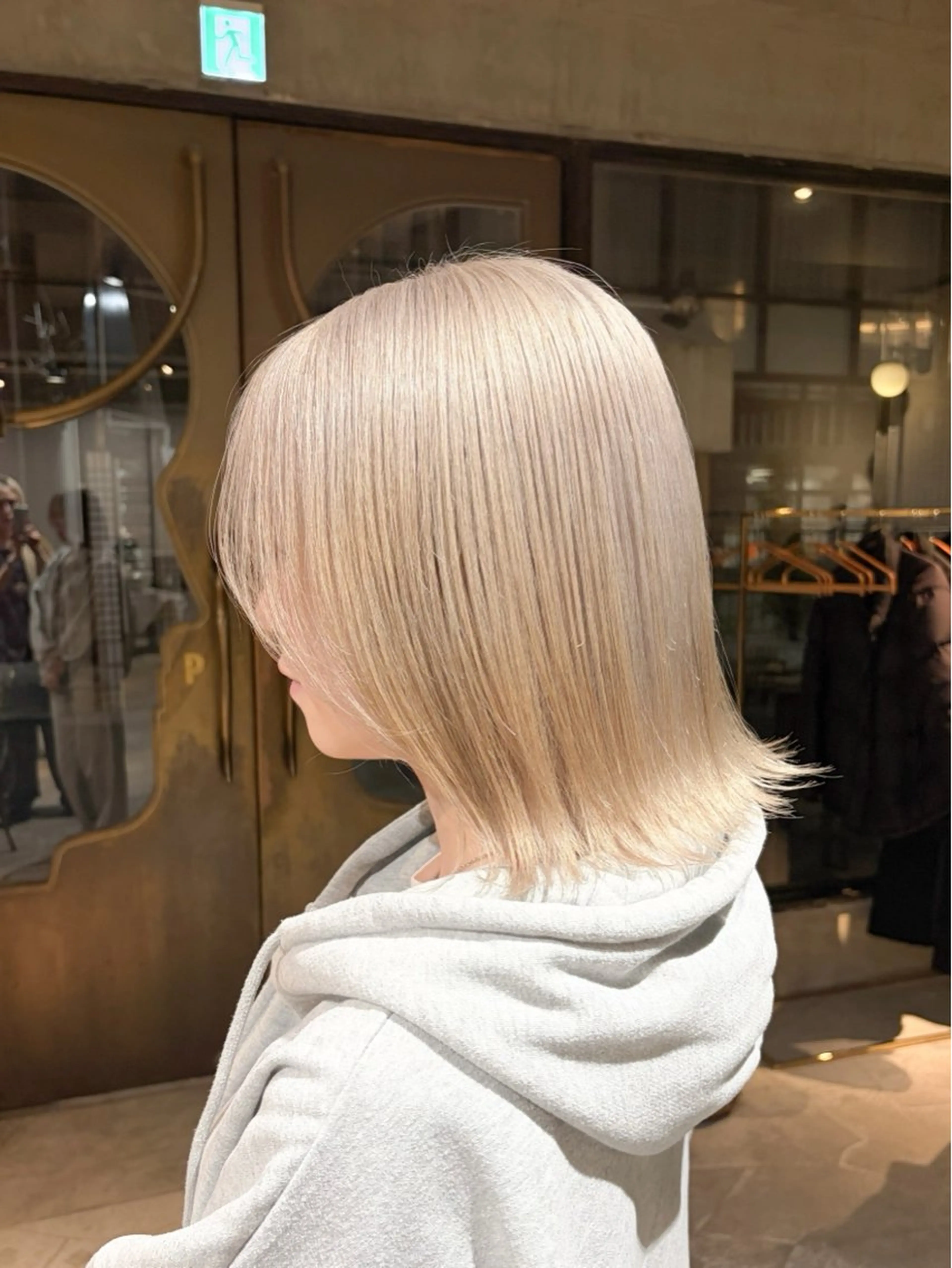ミディアム カラー ベージュカラー ブロンド ハイトーンカラー ハイトーンベージュ ミルクティーベージュ ヘアカラー トリートメント ヘアセット 似合わせハイトーン 🍯ayumi🍯のヘアスタイル