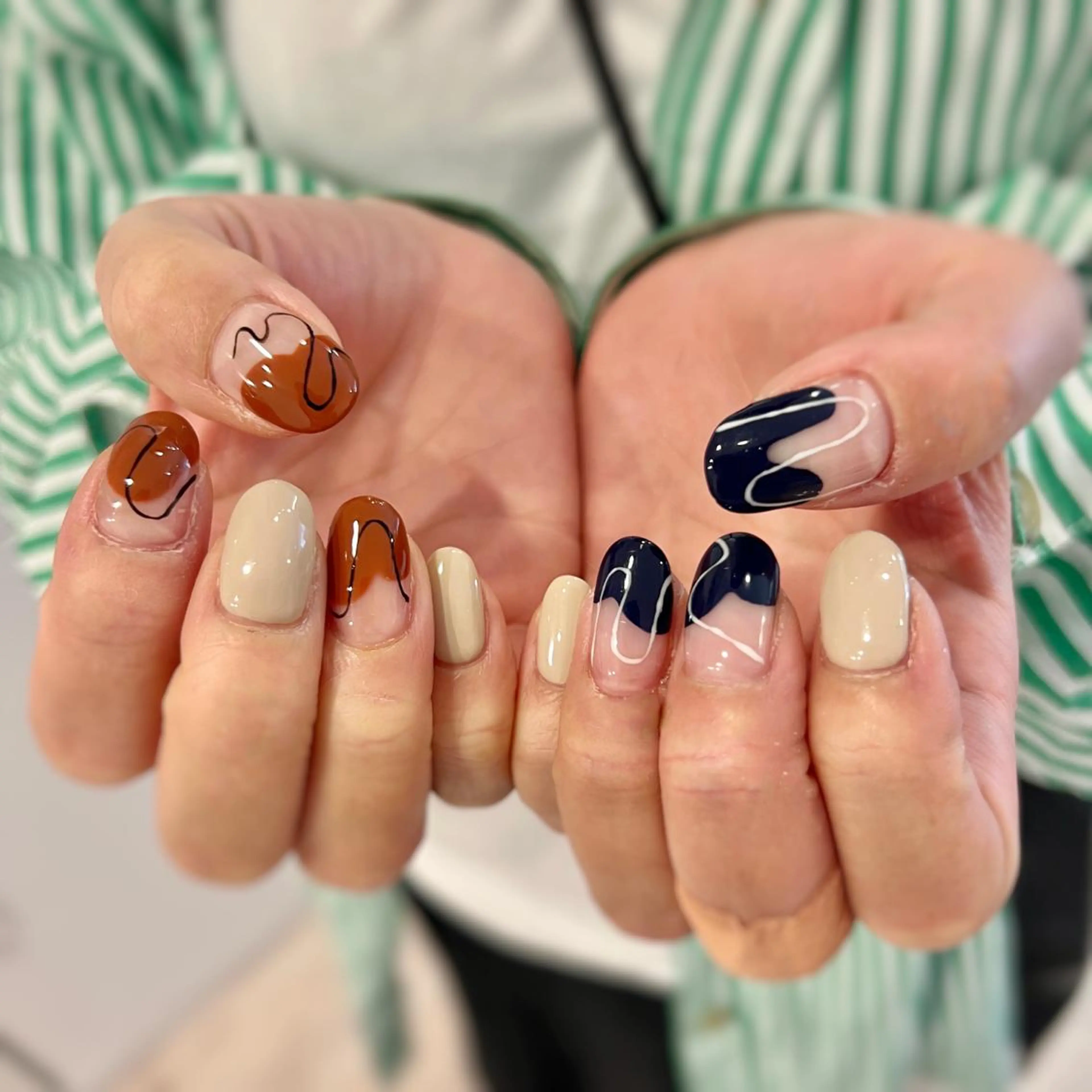 ネイル フレンチネイル 持ち込み ネイビー ニュアンスネイル オフィスネイル ハンドネイル REHTOF ｜朝7時Open☀️のネイルデザイン