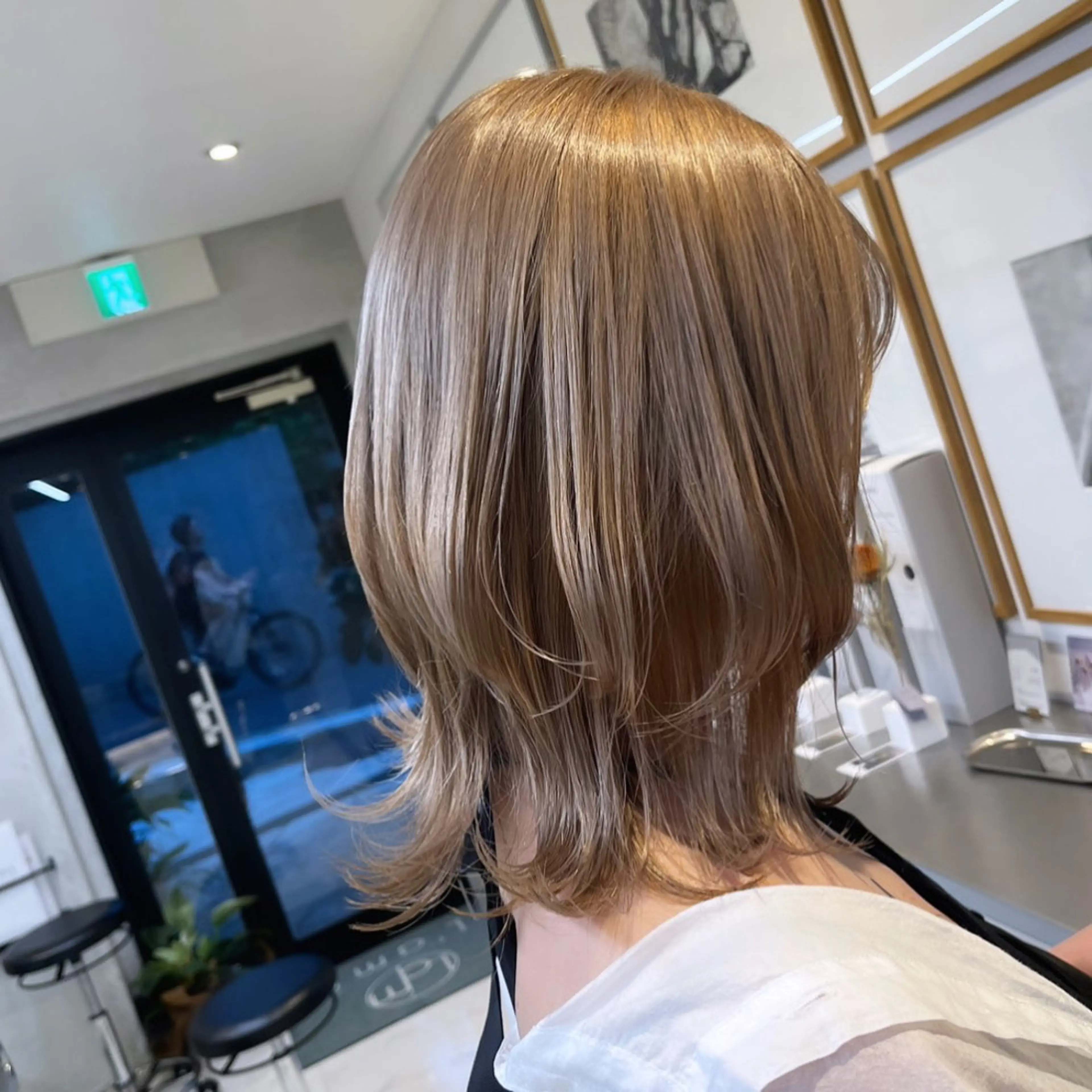 ミディアム カラー ベージュカラー ブロンド ブロンドベージュ ダブルカラー ハイトーンカラー ヘアカラー トリートメント ヘッドスパ ヘアセット カジュアルを女っぽく 𝗮𝘆𝗮𝗰𝗼のヘアスタイル