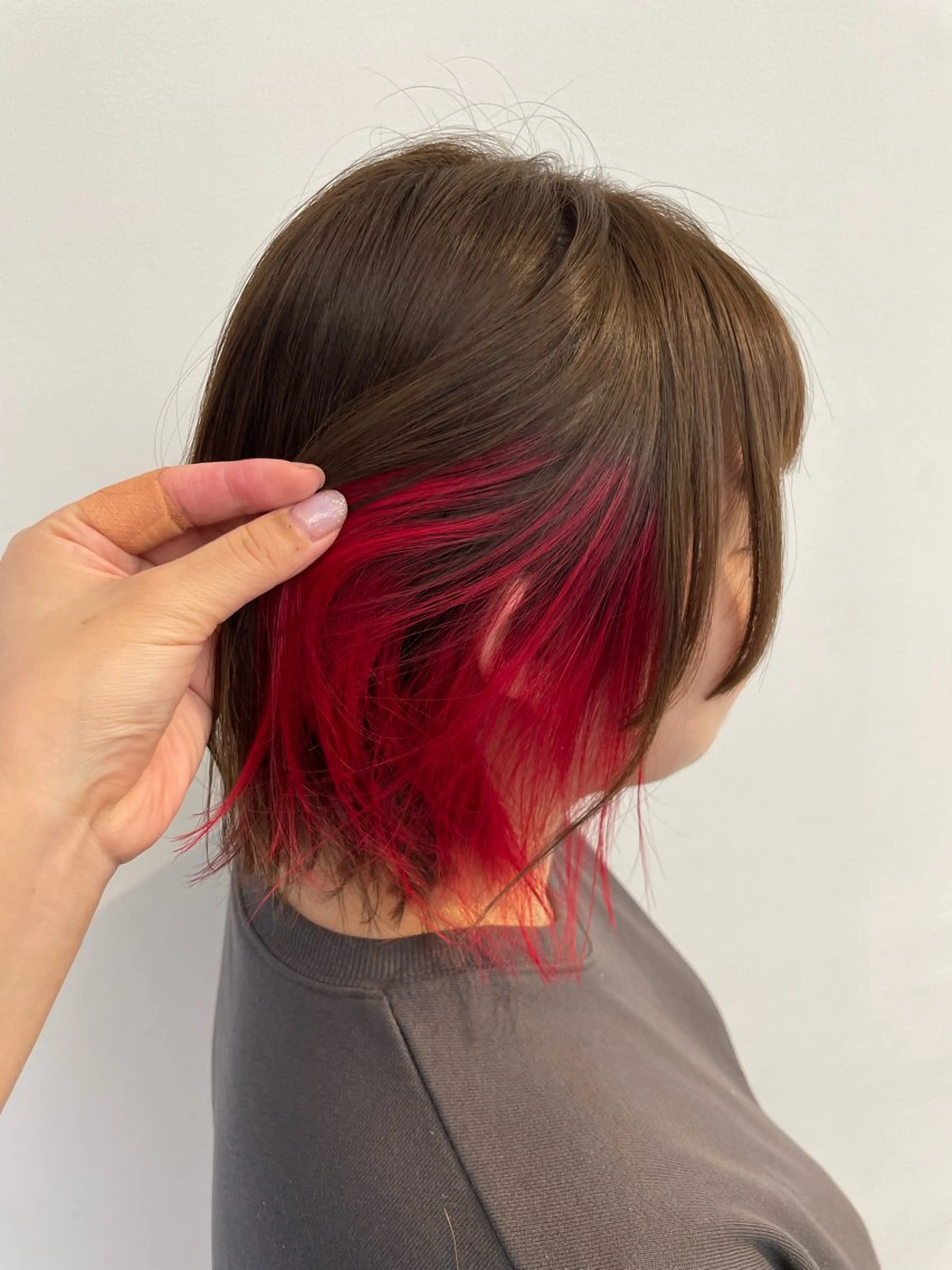 ショート カラー ベージュカラー オリーブベージュ レッドカラー MINDS LINO Reinaのヘアスタイル