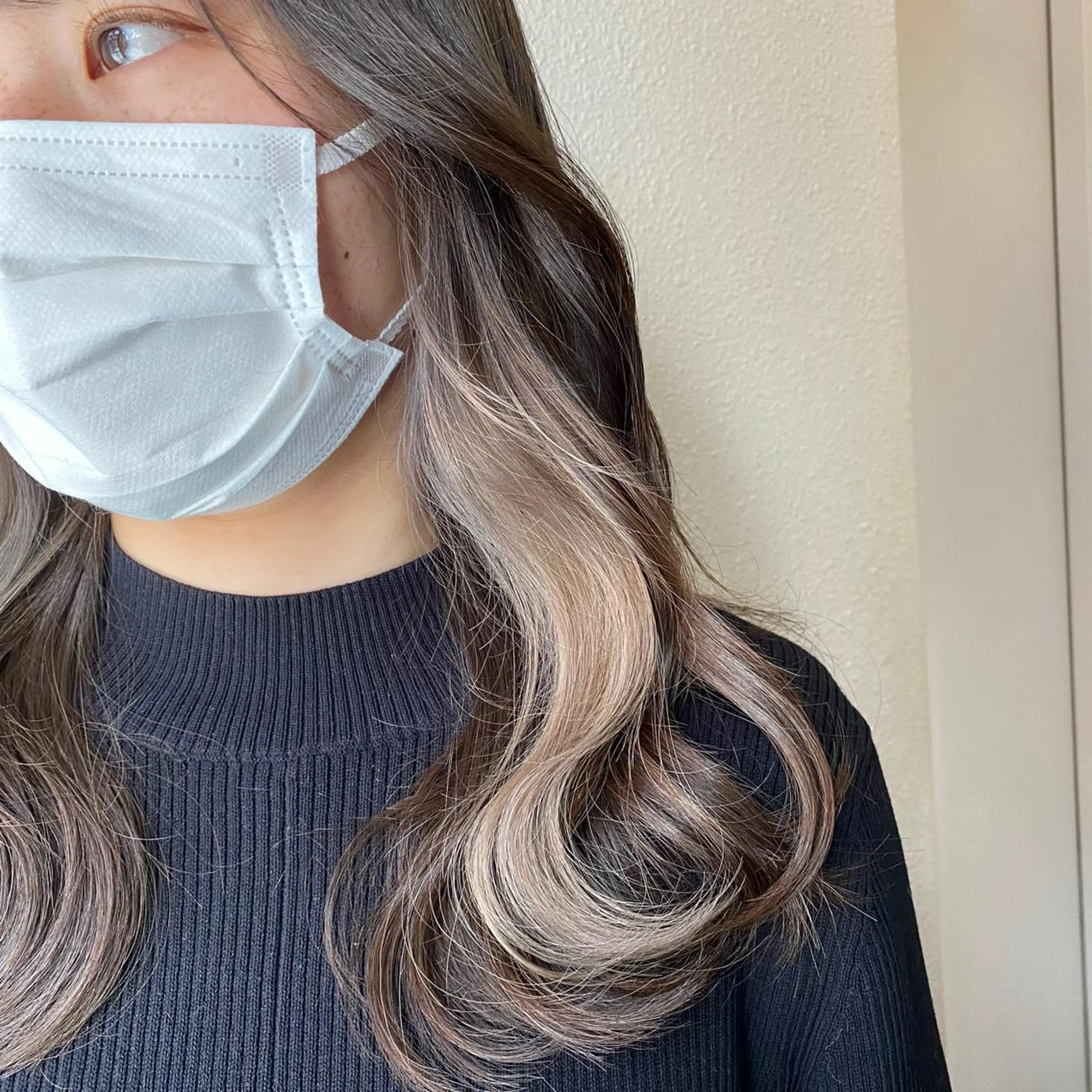 ミディアム カラー ベージュカラー ブリーチ インナーカラー シルバー シルバーベージュ しゅうさん🍝 麻田秀太郎のヘアスタイル