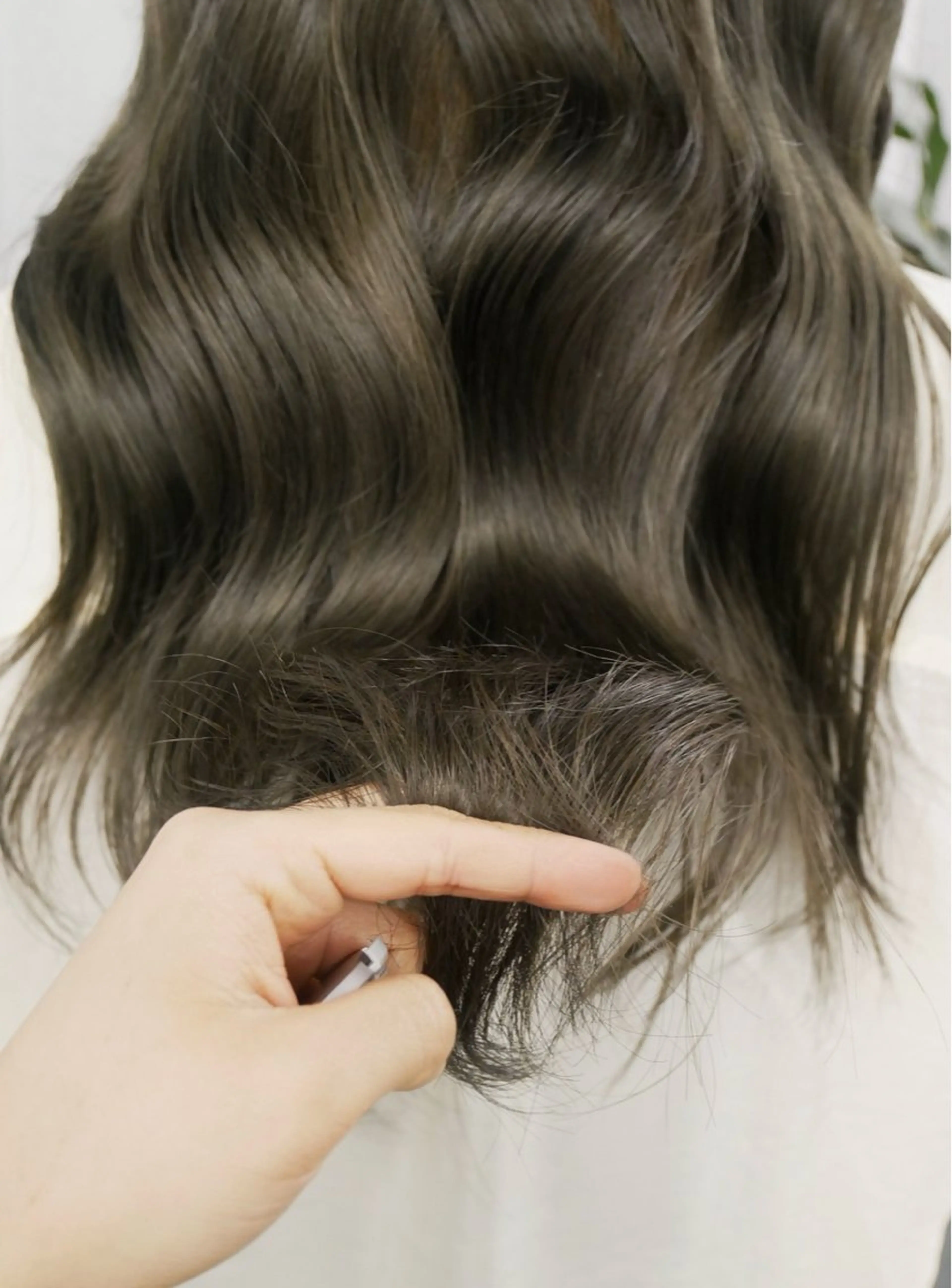 ロング カラー ヘアアレンジ ブリーチ オリーブカラー モリ ナツルのヘアスタイル