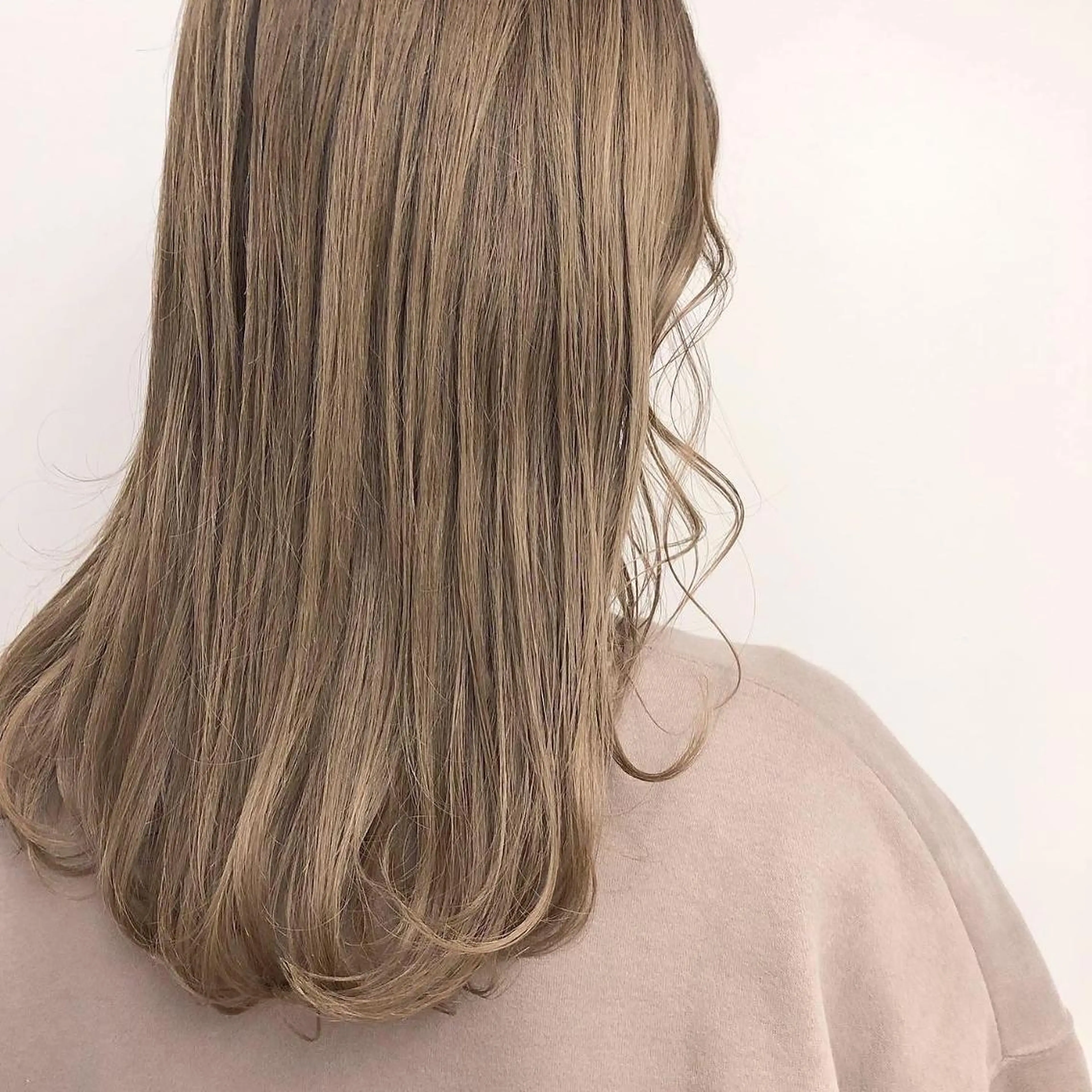 ミディアム カラー ヘアアレンジ ベージュカラー 透明感カラー グラデーションカラー ハイライトカラー ハイトーンカラー 韓国/髪質改善💘 櫻井かれんのヘアスタイル