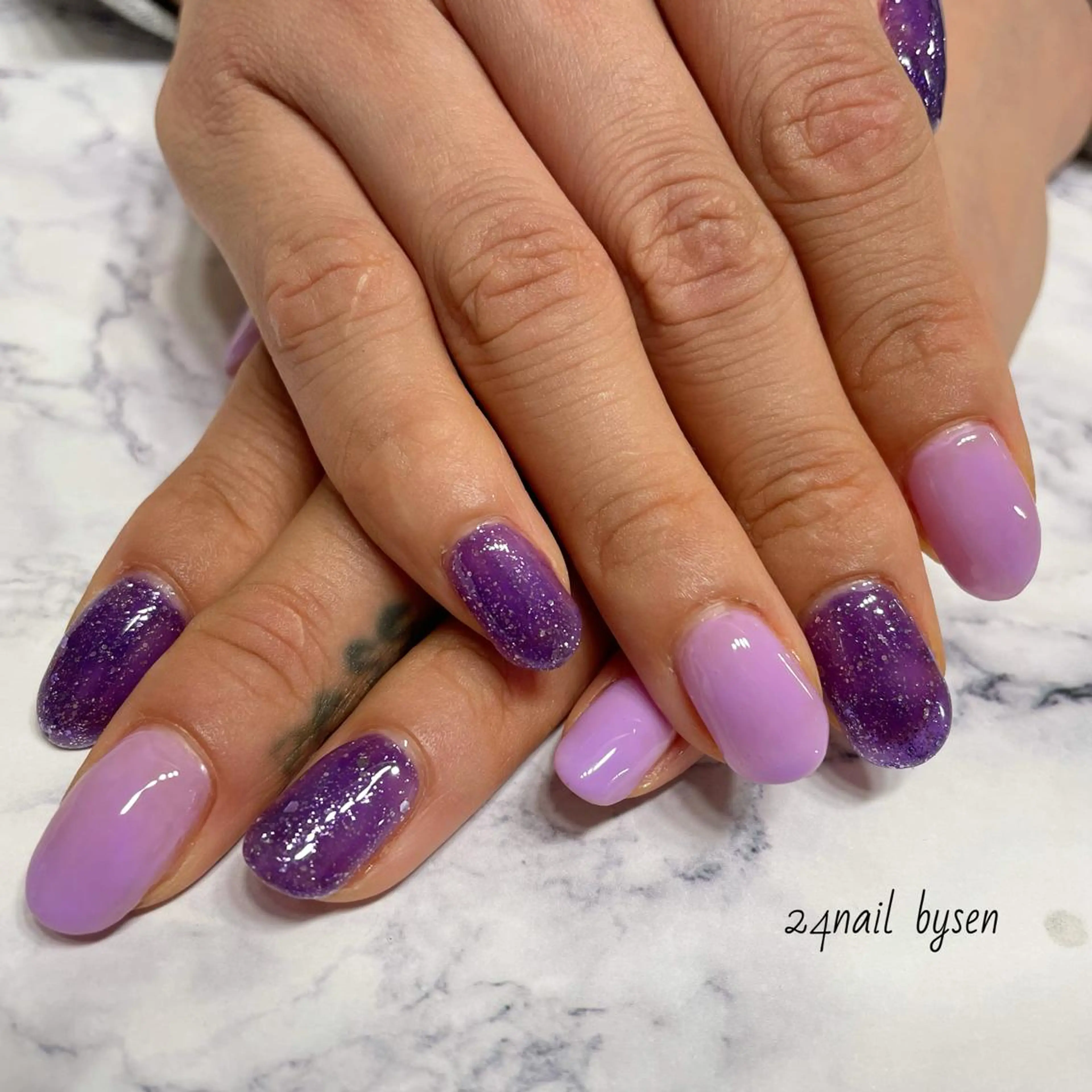 ネイル ラメ(グリッター) ワンカラーネイル パープル ハンドネイル Atelier by 24nail/Ayaのネイルデザイン