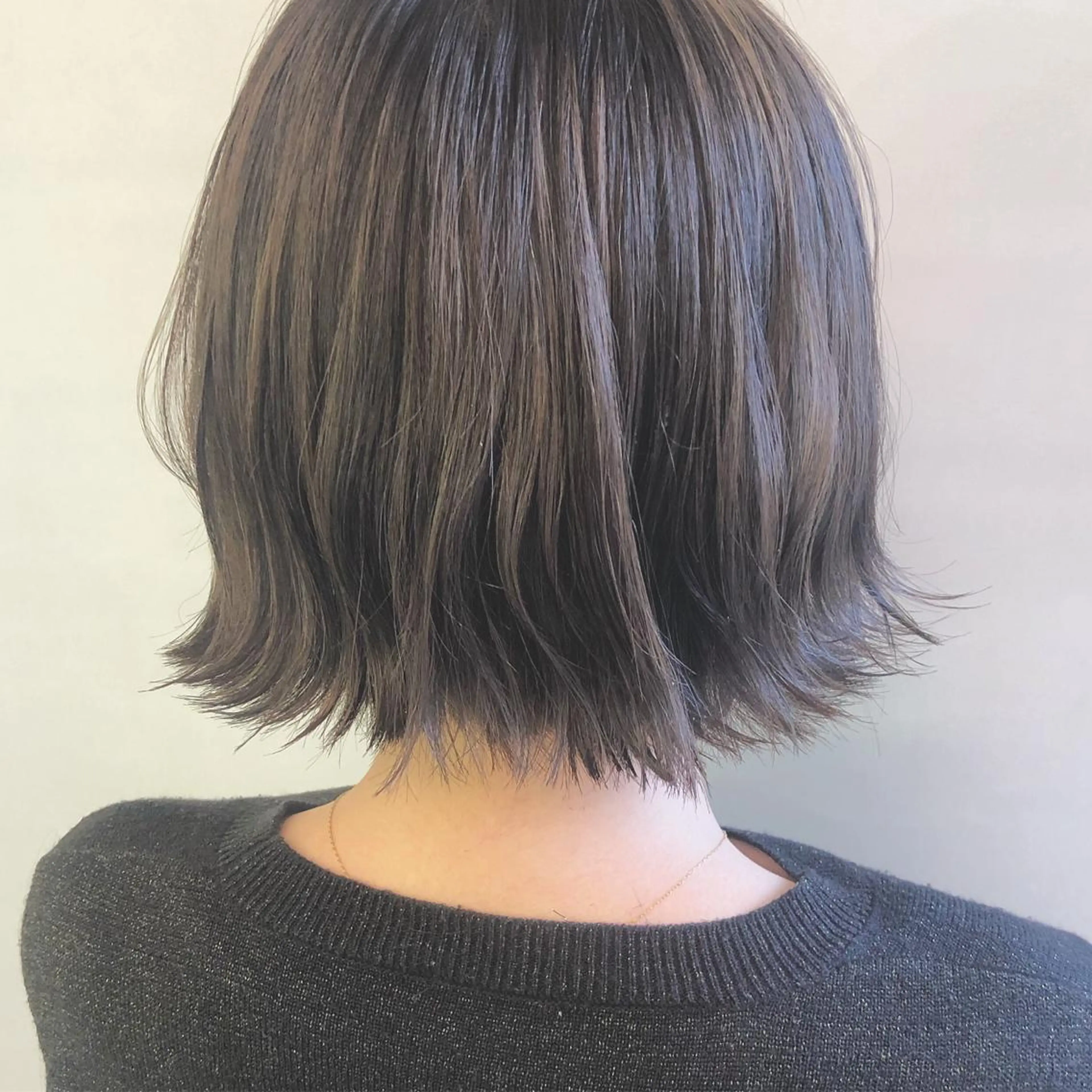 ショート カラー グレージュ ハイライトカラー ハイライト 齋藤 咲のヘアスタイル