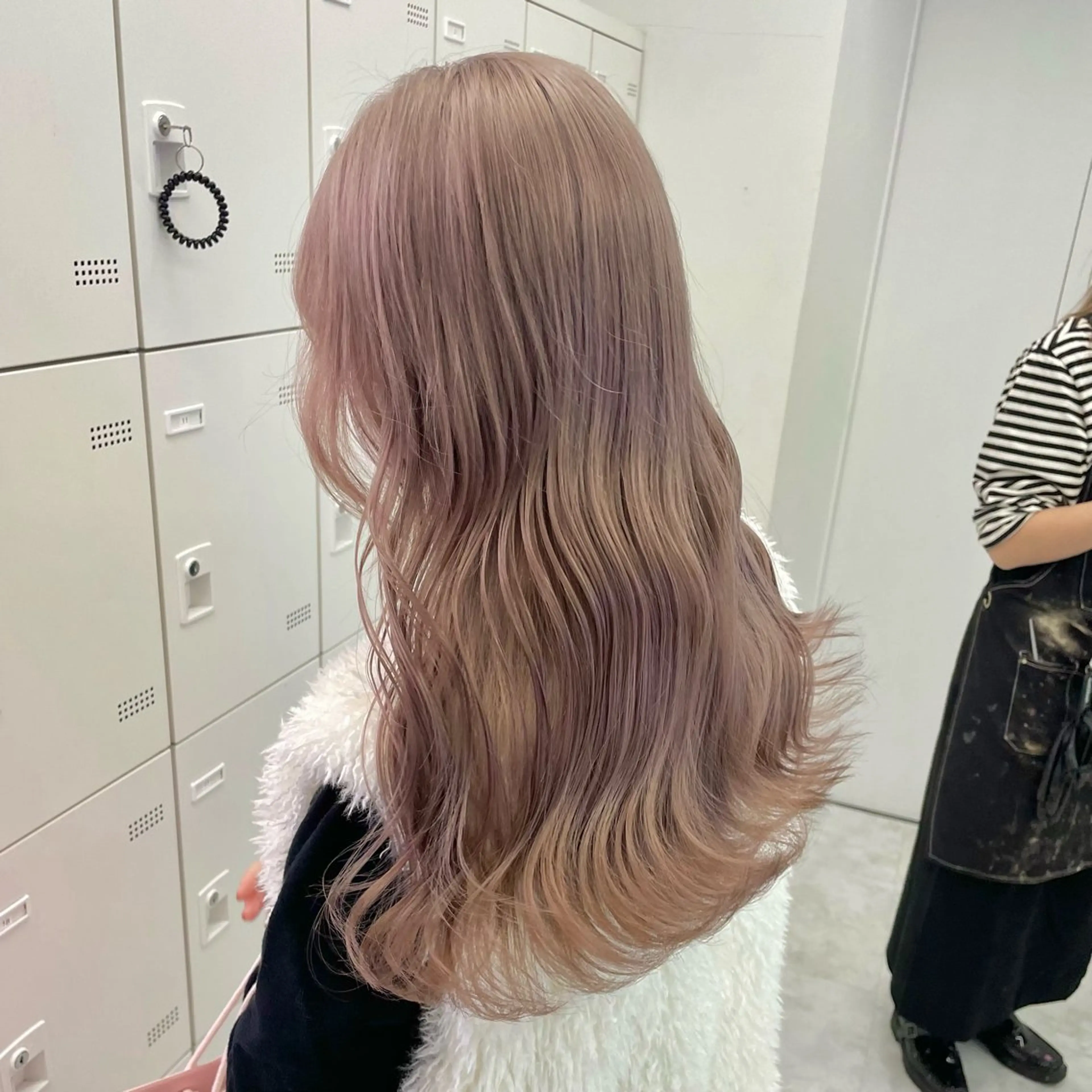 ロング カラー ベージュカラー ミルクティーベージュ 学生 ヘアカラー トリートメント ヘアセット 艶髪グレージュ特化/ CHIKARAのヘアスタイル
