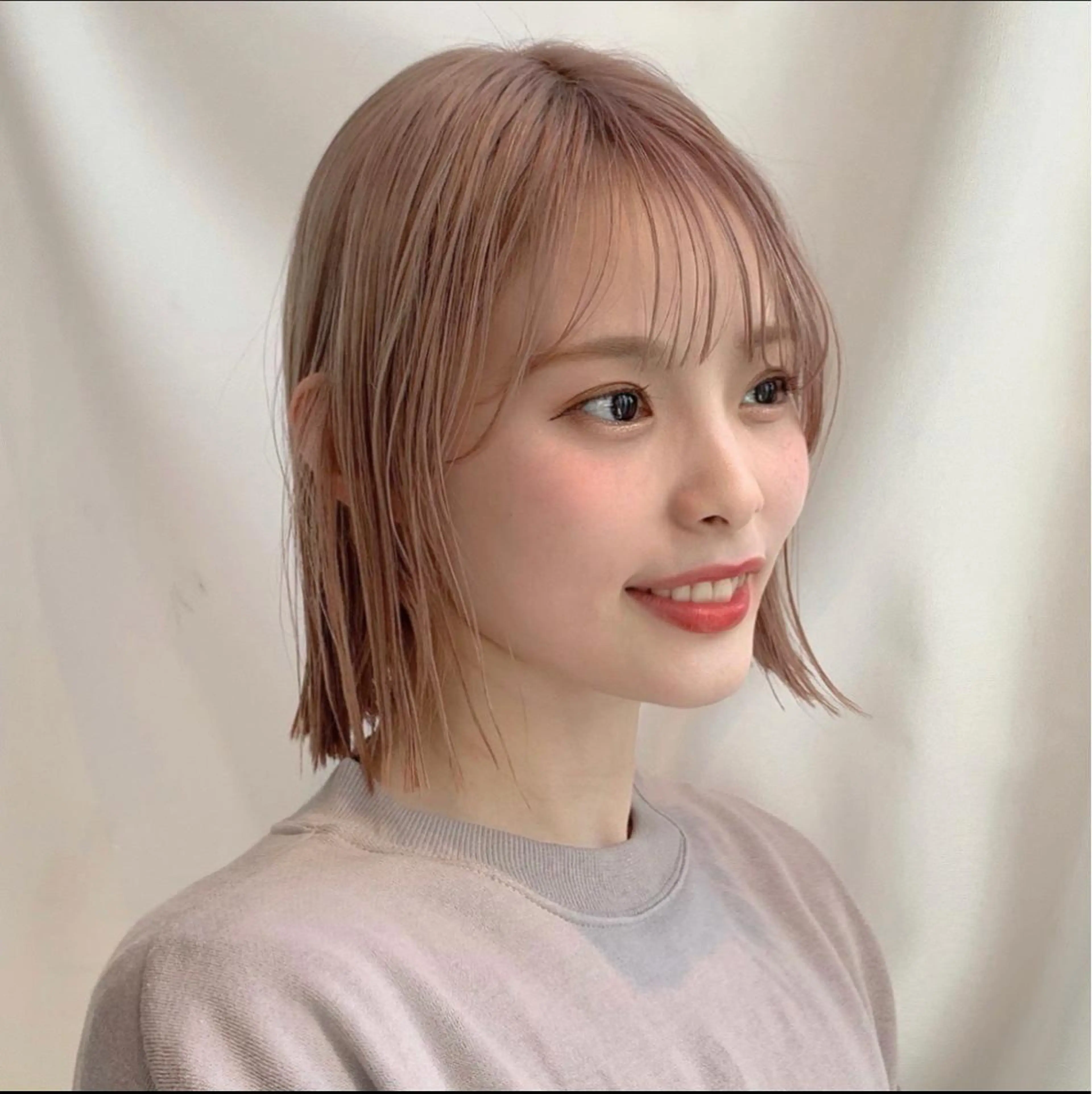 ショート カラー ブリーチ グレージュ ボブ 韓国風ヘア カット ヘアカラー トリートメント レイヤー専門家 ダブルカラー修のヘアスタイル