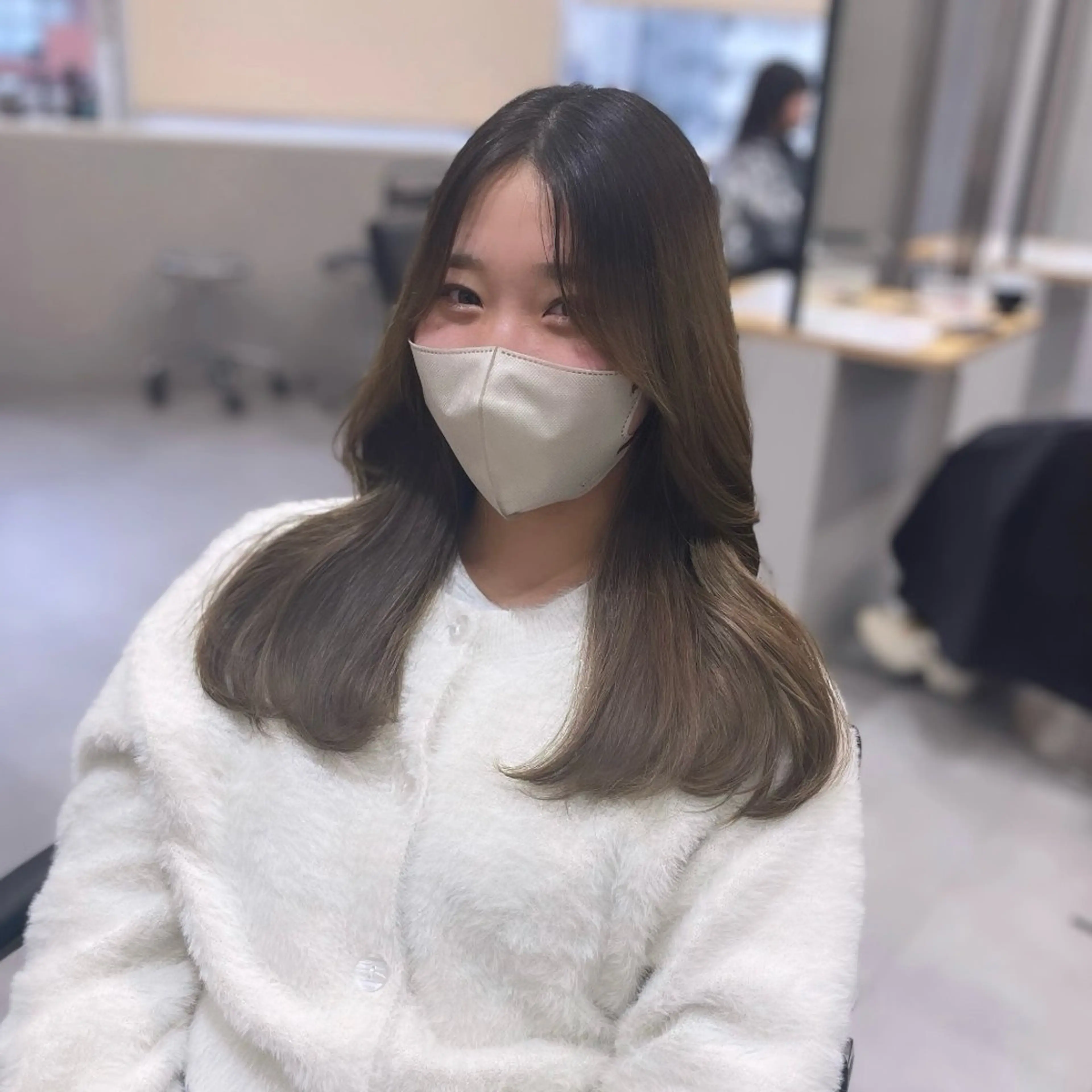 セミロング くびれヘア 韓国風ヘア レイヤーカット カット Rui/透明感カラー 暖色/レイヤーカットのヘアスタイル