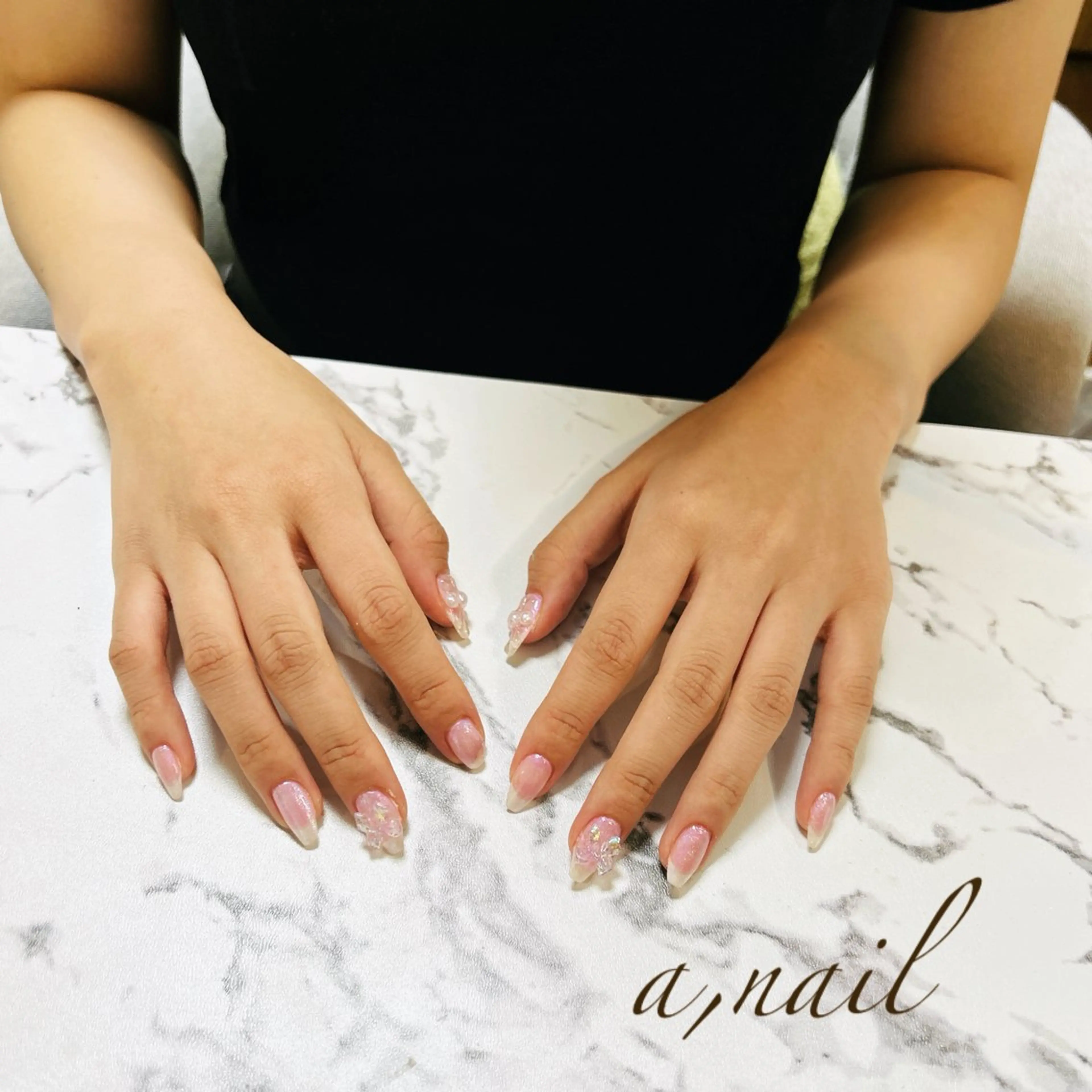 ネイル オーロラネイル キラキラネイル リボン シンプルネイル ネイルサロン エーネイルのネイルデザイン