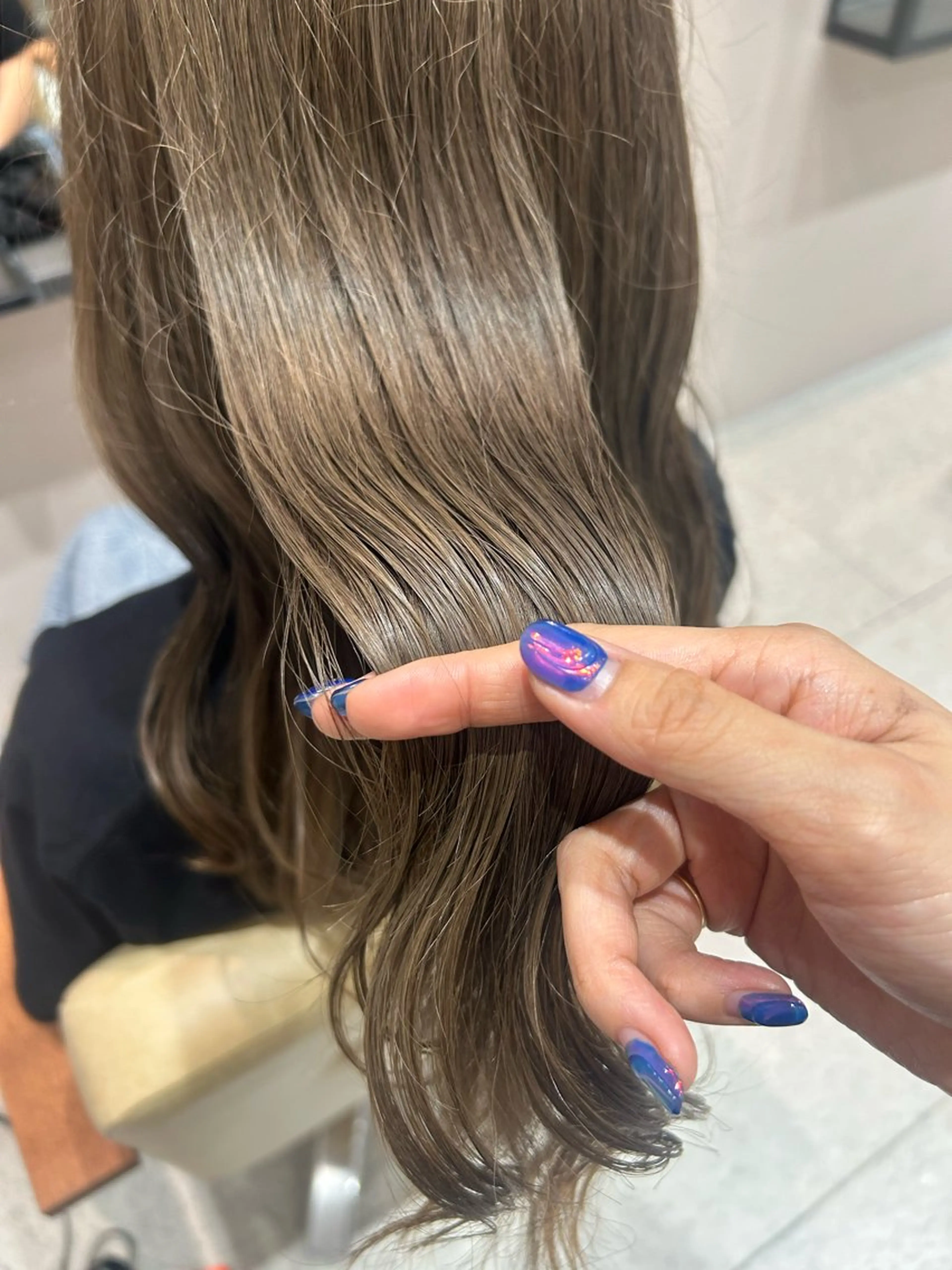 ロング カラー ブリーチ グレージュ オリーブグレージュ オリーブグレー ヘアカラー トリートメント 浅倉栞 /透明感カラーのヘアスタイル