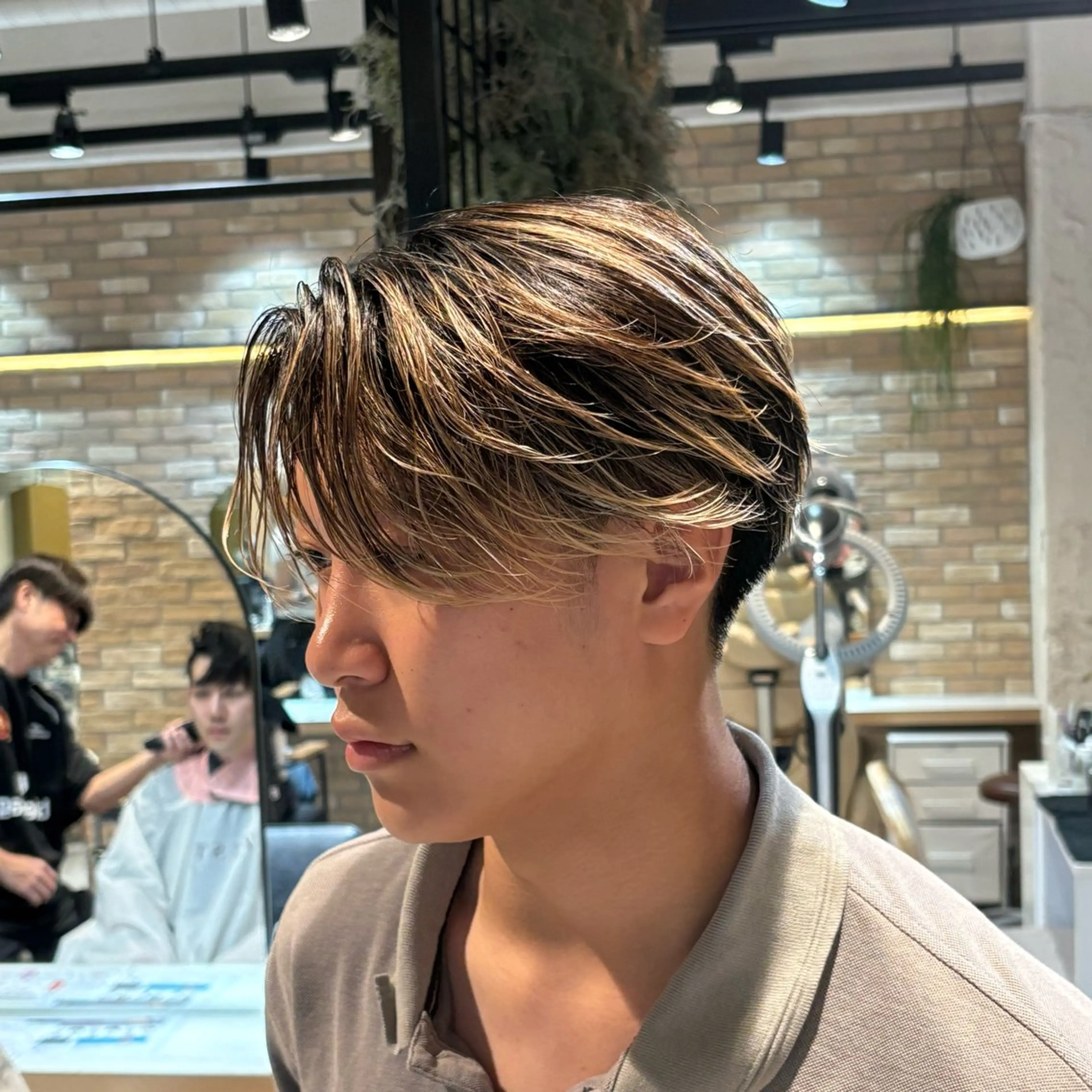 ショート カラー パーマ メンズ センターパート ニュアンスパーマ カット トリートメント ハイトーン/レイヤー /メンズパーマのヘアスタイル