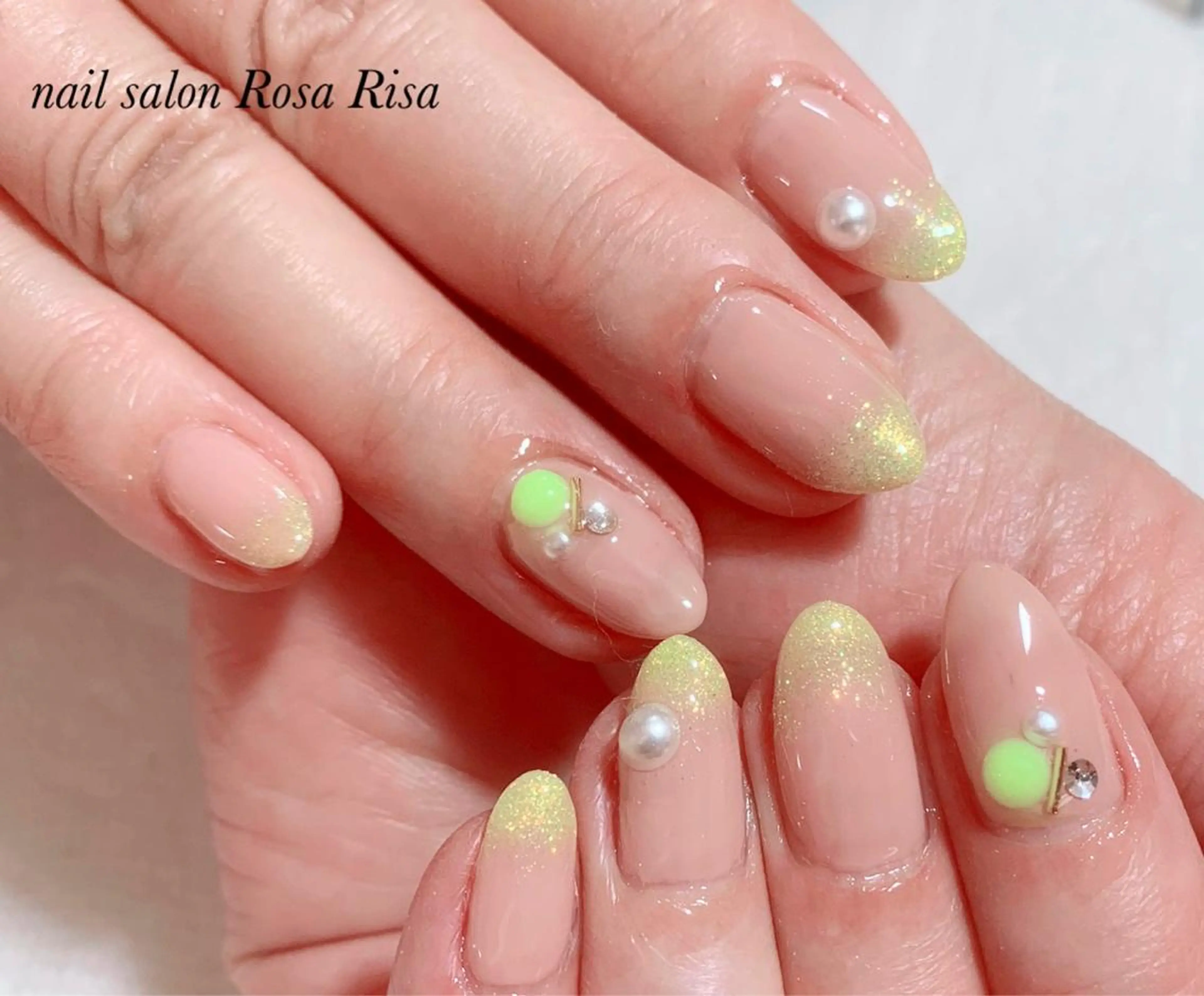 ミディアム ネイル イエローカラー ラメ(グリッター) 黄色 ネイルスタジオ シェイクユアハンズのネイルデザイン