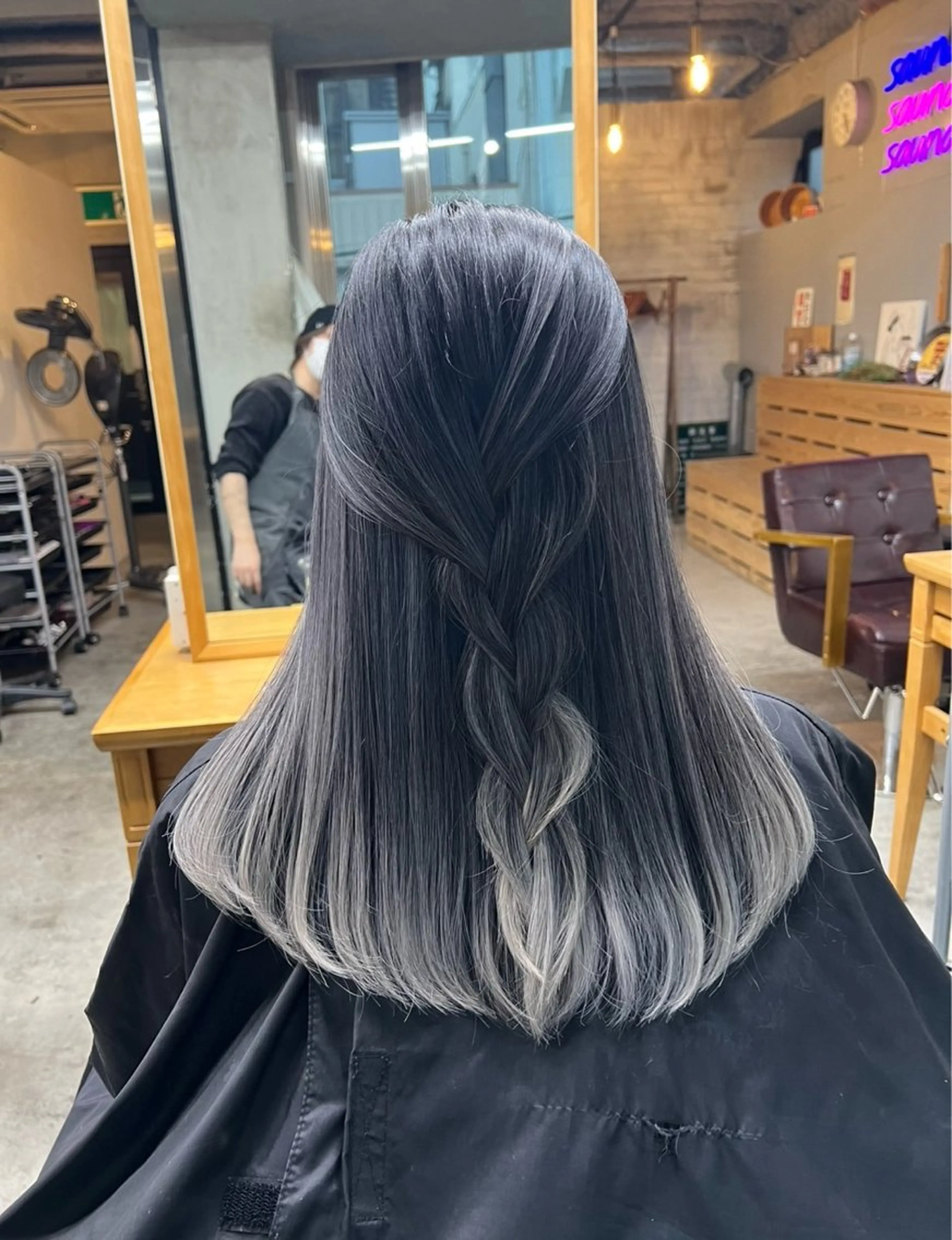 セミロング カラー ヘアアレンジ バレイヤージュ シルバー ホワイトシルバー レイヤーカット ヘアカラー トリートメント ROBIN所属・指名数No.1 /NAOYAのヘアスタイル