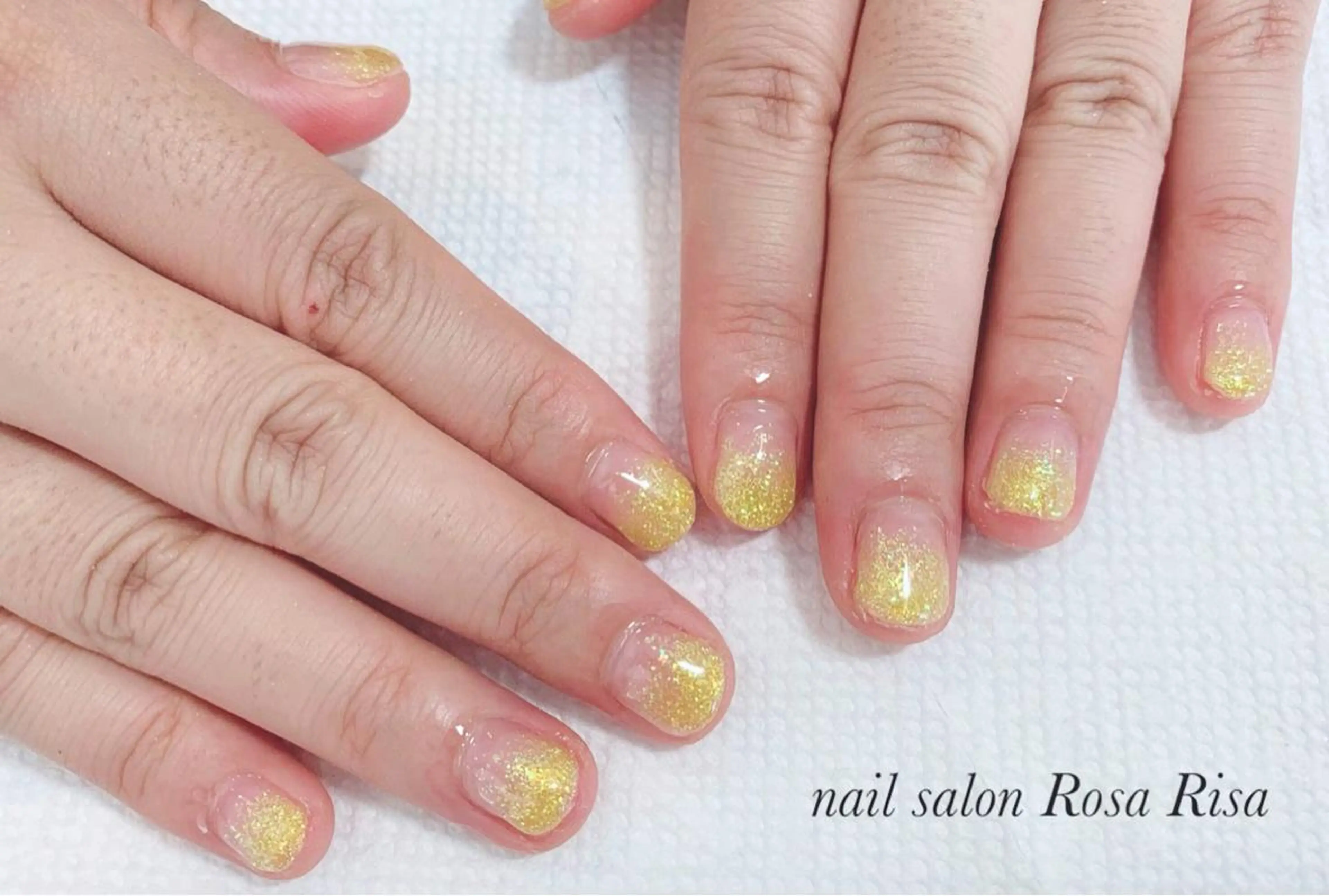 ショート ネイル イエローカラー ラメ(グリッター) 黄色 ハンドネイル ネイルスタジオ シェイクユアハンズのネイルデザイン