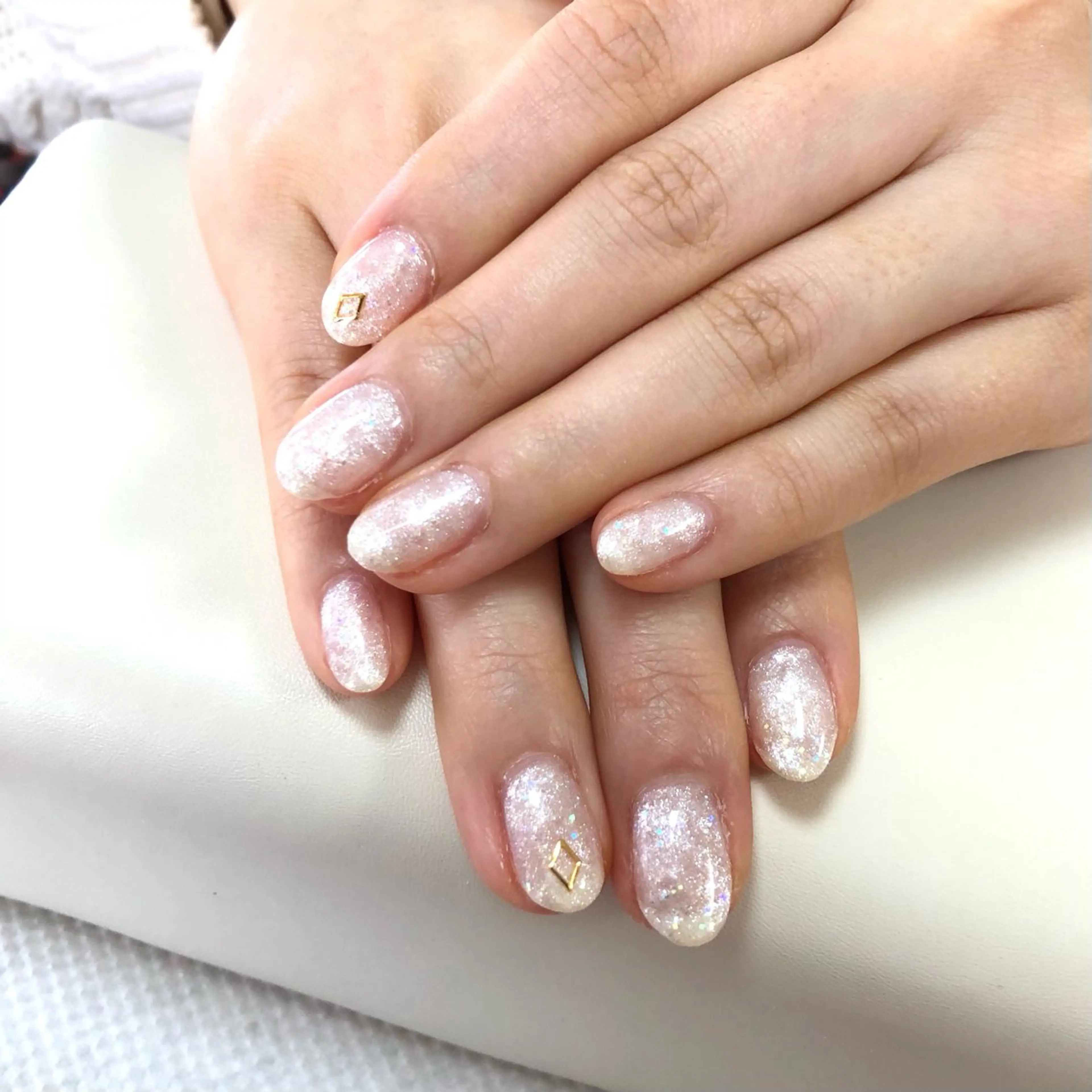 ネイル オーロラネイル ワンカラーネイル シンプルネイル ホワイト ハンドネイル meeho所属・salon *meehoのネイルデザイン