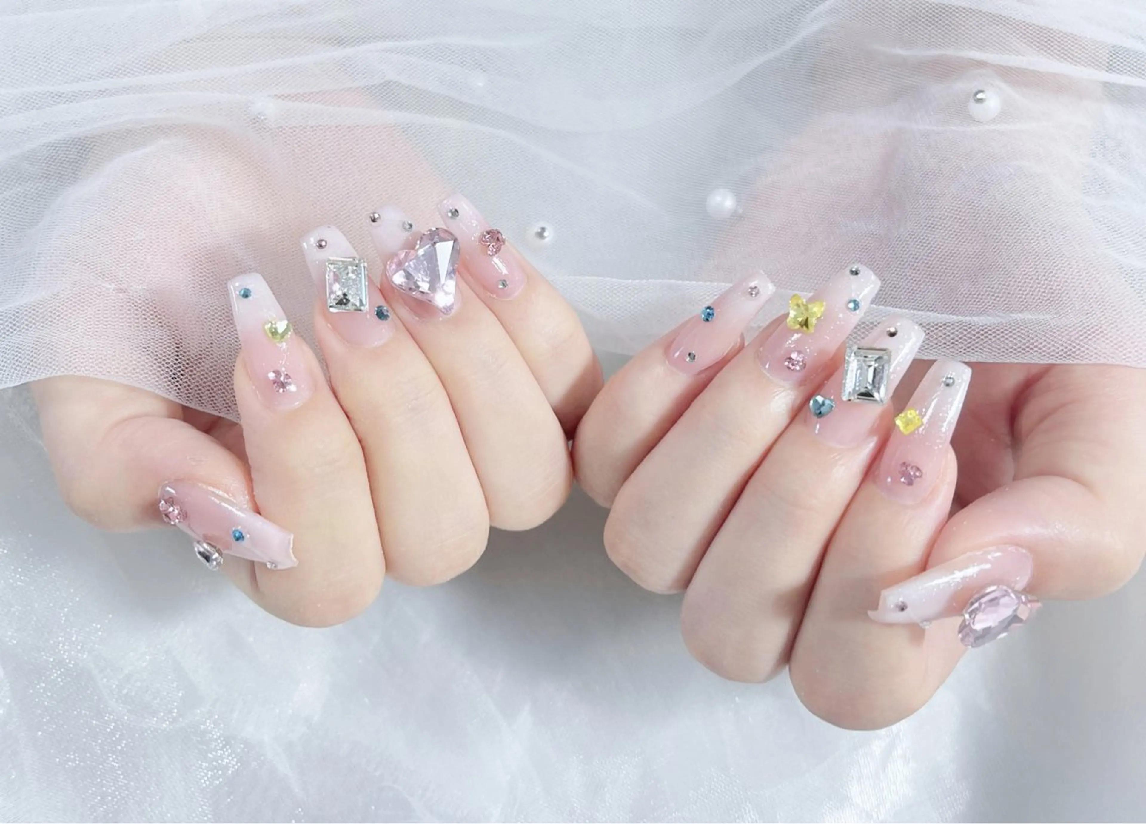ネイル オーロラネイル クリアネイル フラッシュネイル ジェルネイル グラデーション ハンドネイル Amee Nailsalonのネイルデザイン