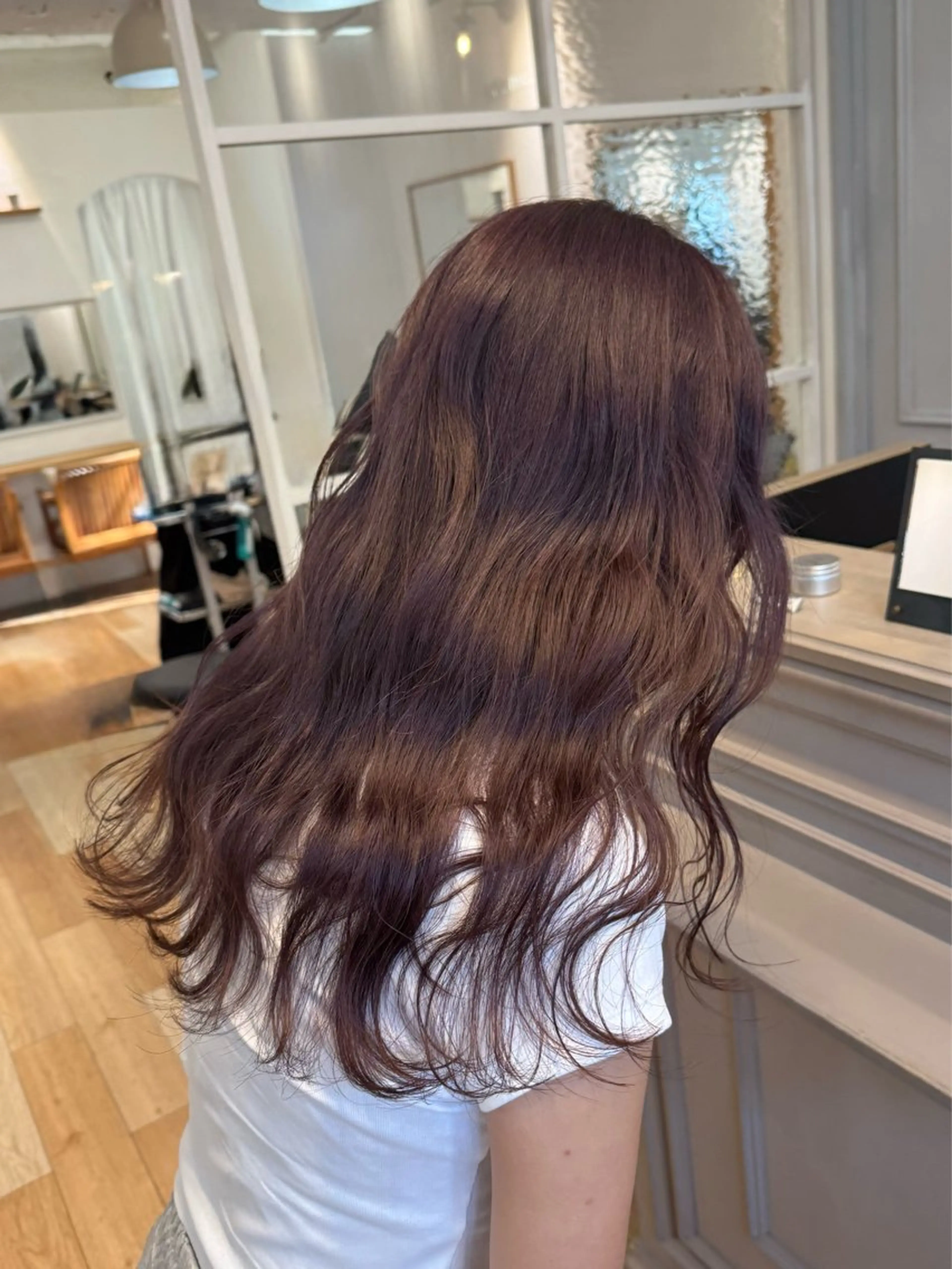 ロング カラー ミルクティー× グレージュMOMOのヘアスタイル