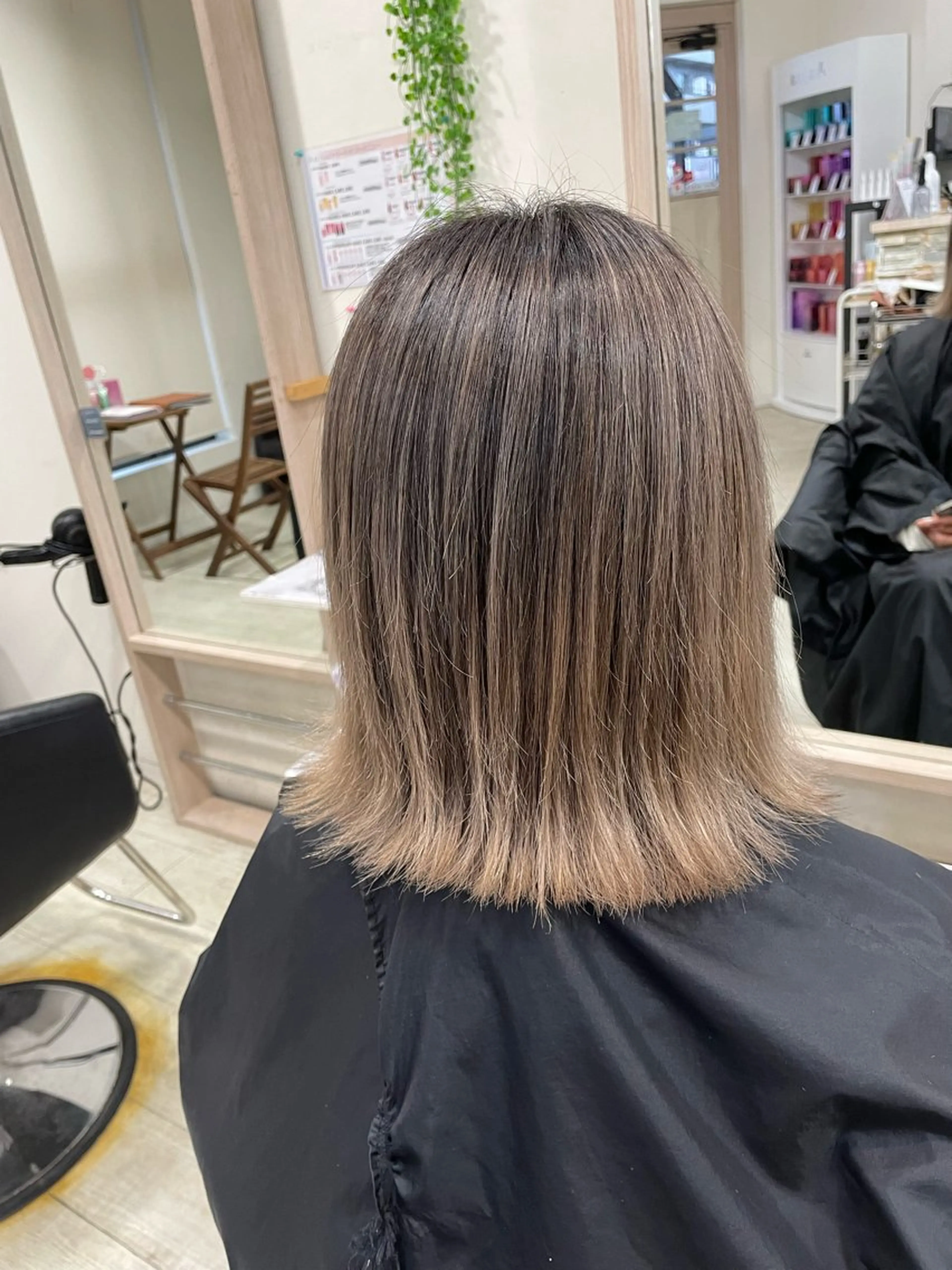 ミディアム カラー バレイヤージュ レイヤーカット KR2S中百舌鳥店所属・山中 萌香のヘアスタイル