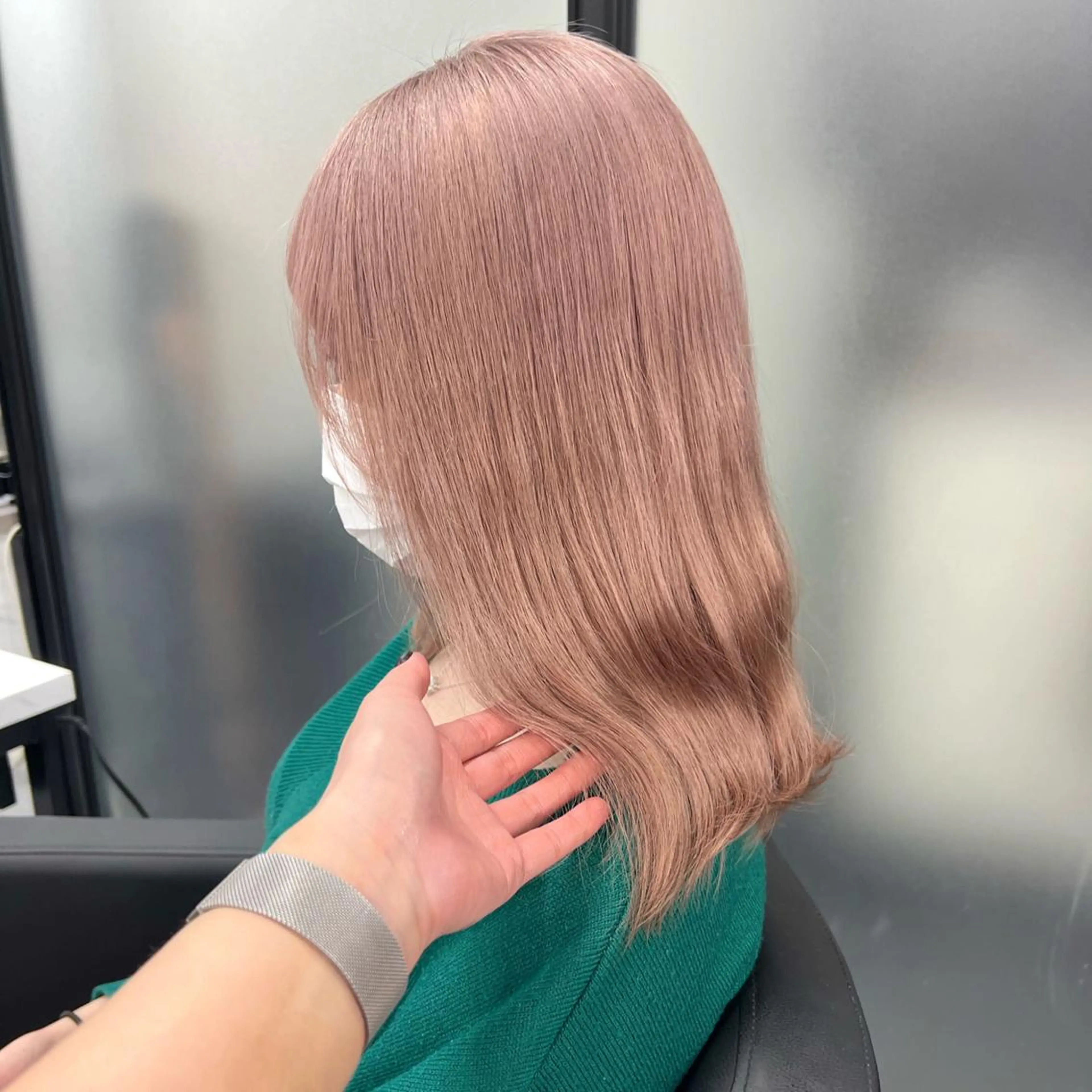 ミディアム カラー シールエクステ ハイトーンカラー エクステ ヘアカラー シールエクステ特化 ハイトーン、NANAのヘアスタイル