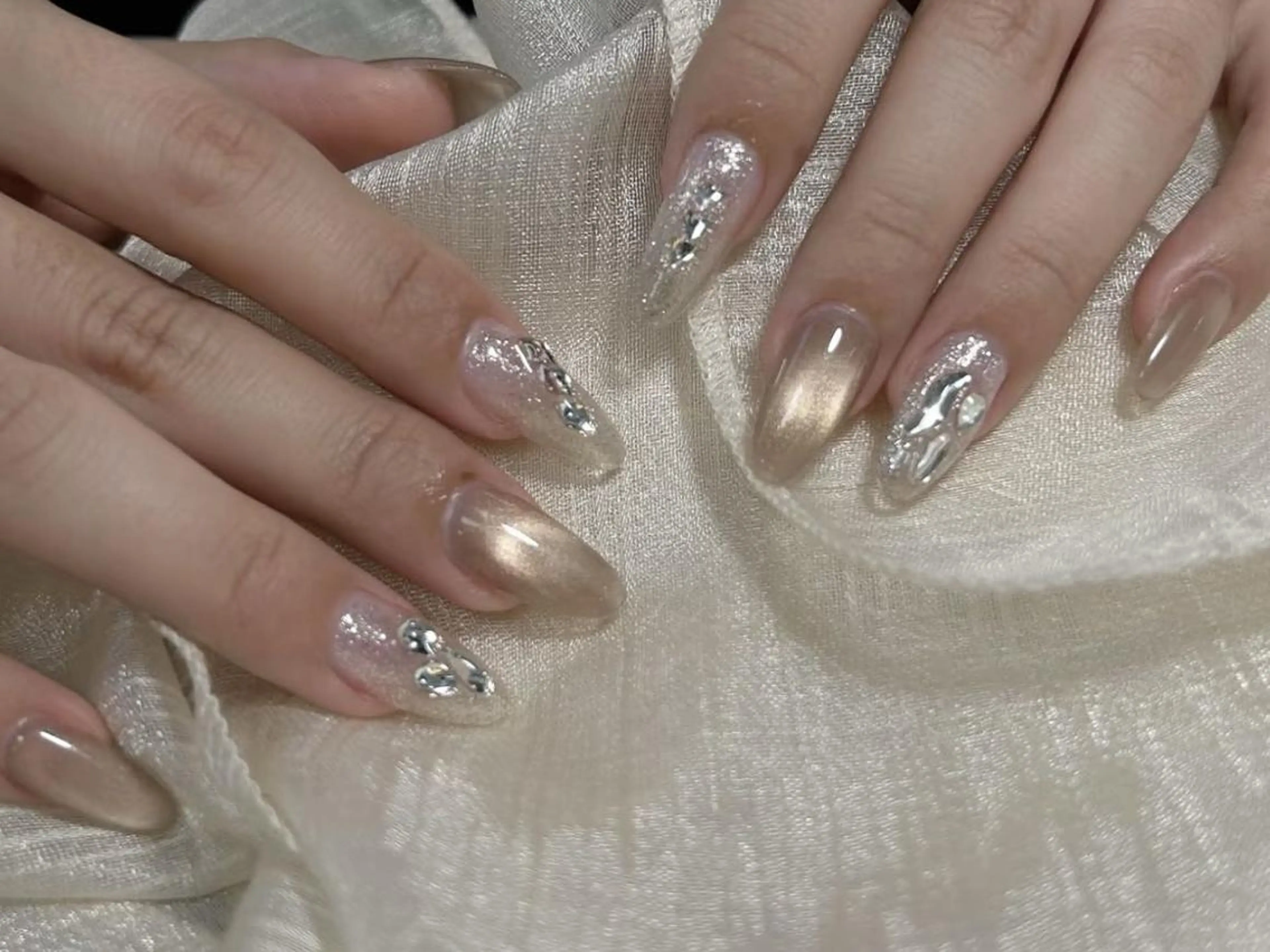 ネイル ジェルネイル ゴールド ゴージャス ミディアムネイル 持ち込み ハンドネイル ハンドケア 💅 NikoNikoのネイルデザイン