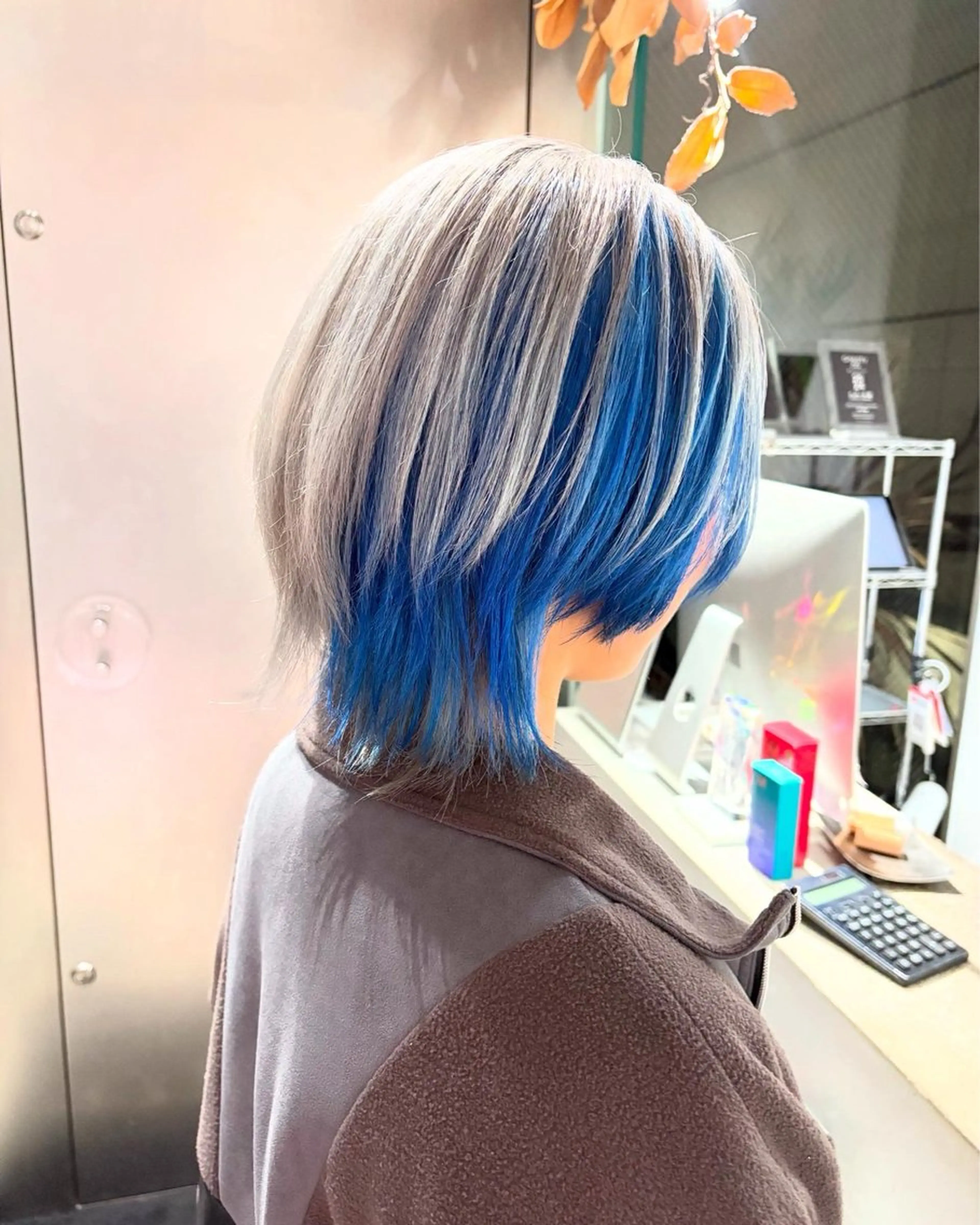 ショート カラー ブリーチ ブルーカラー インナーカラー シルバー ホワイトシルバー カット ヘアカラー トリートメント インナーカラー/天神 ブリーチ/吉田のヘアスタイル