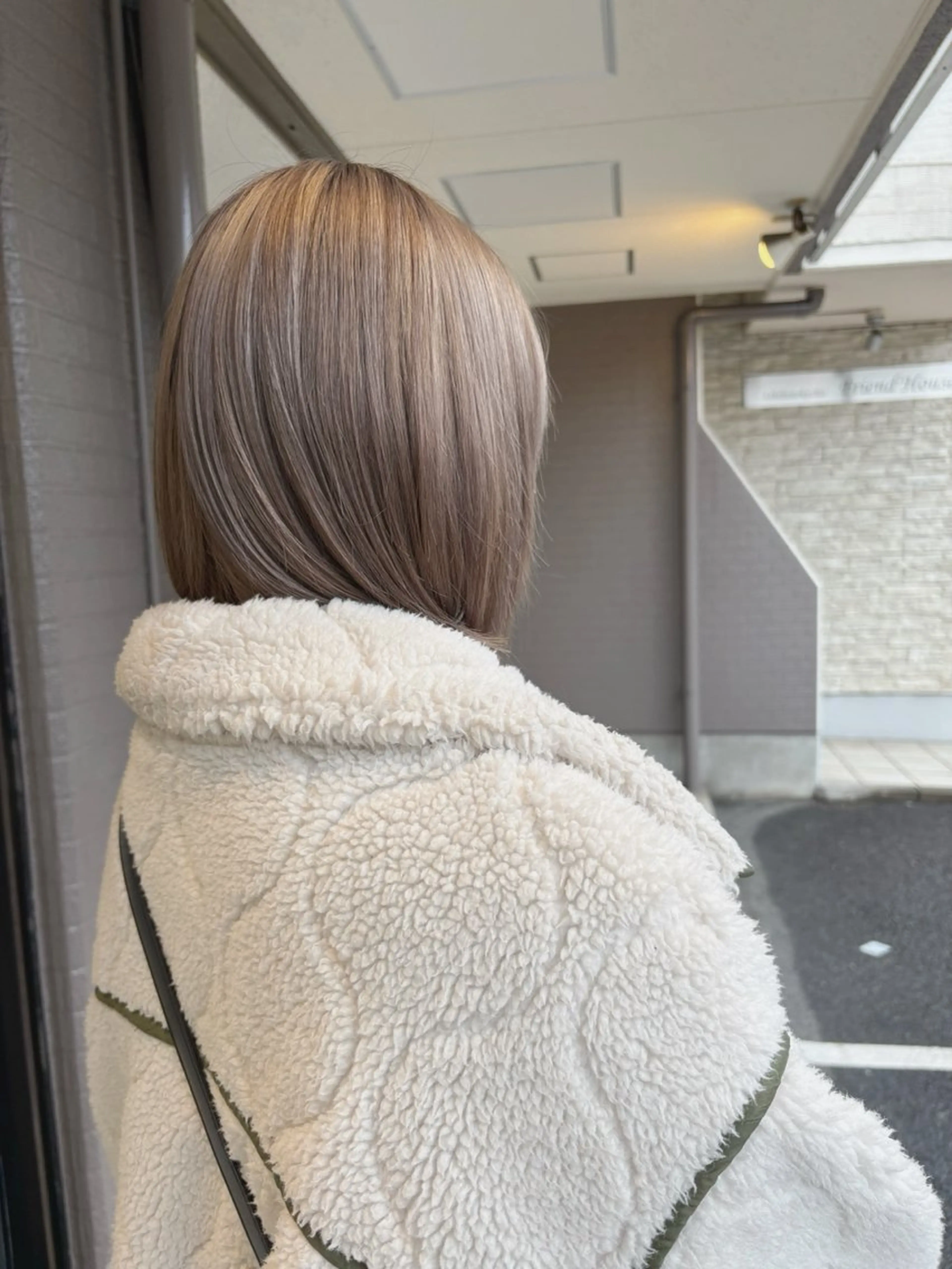 ミディアム カラー ベージュカラー ブリーチ 透明感カラー ミルクティーベージュ カット ヘアカラー 中村 潮音のヘアスタイル