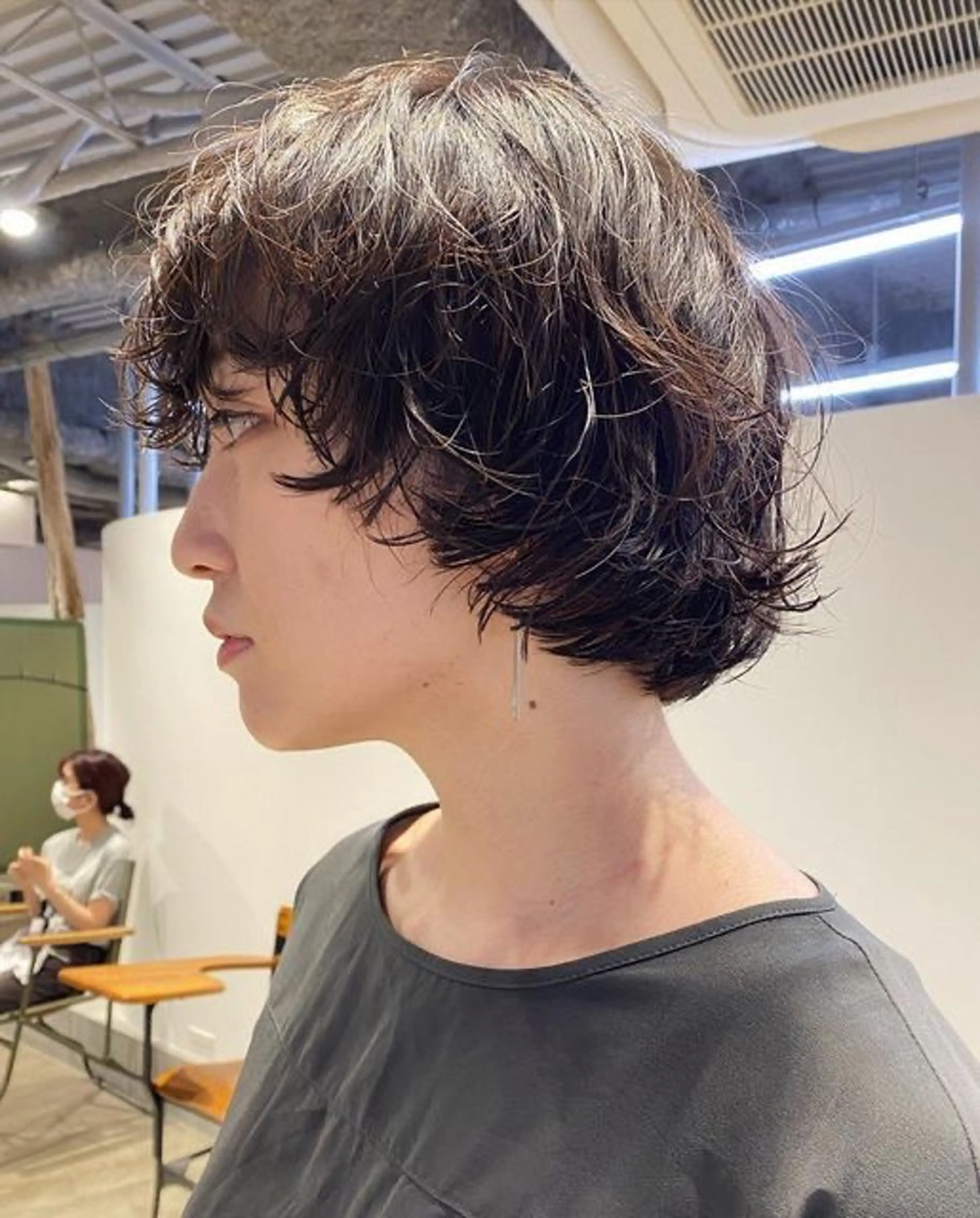 ショート パーマ 曲がる縮毛矯正 センターパートのヘアスタイル