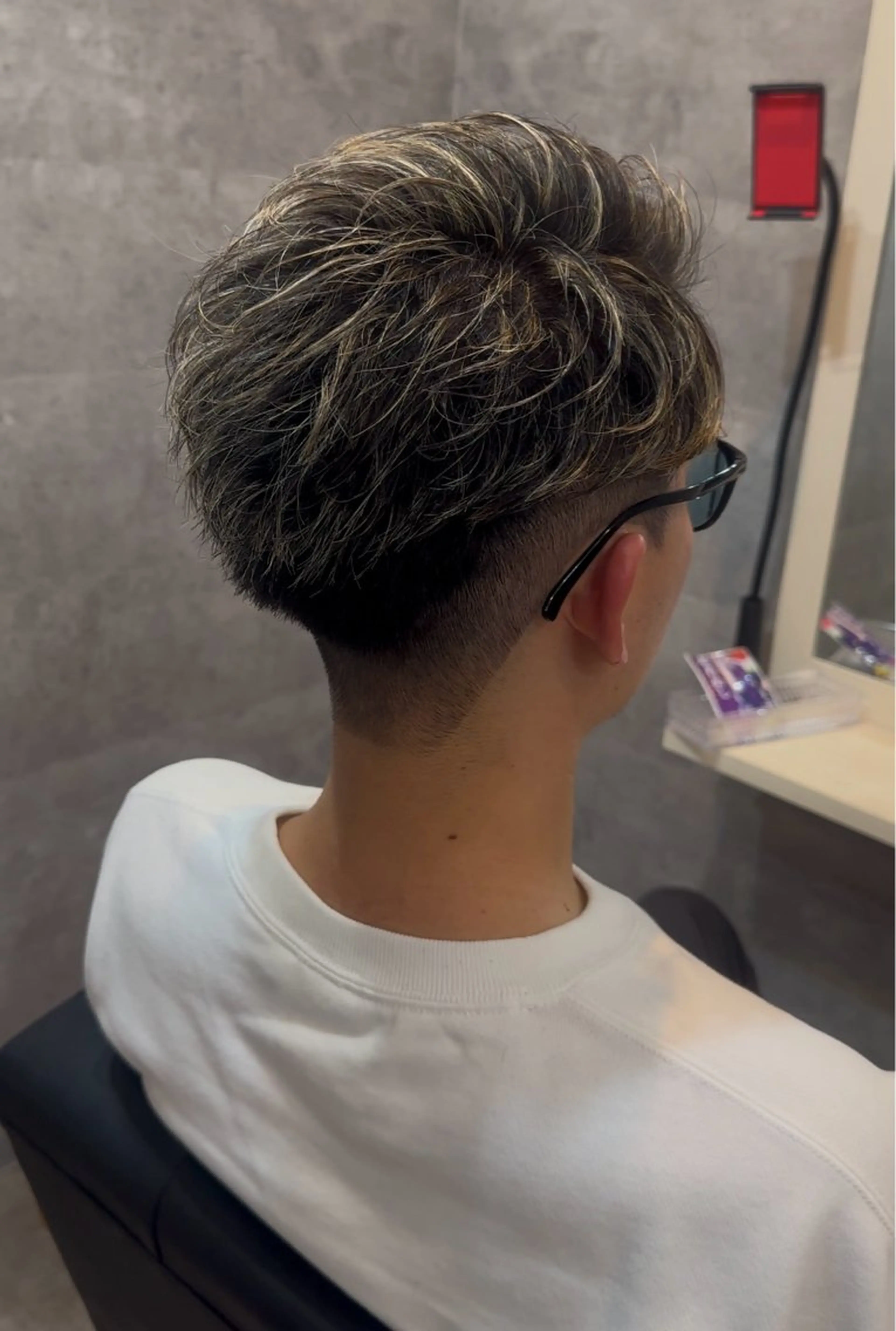 カラー パーマ メンズ メンズハイライト ハイライトカラー Bleachi 大宮West所属・鈴木拓也 メンズカットのヘアスタイル