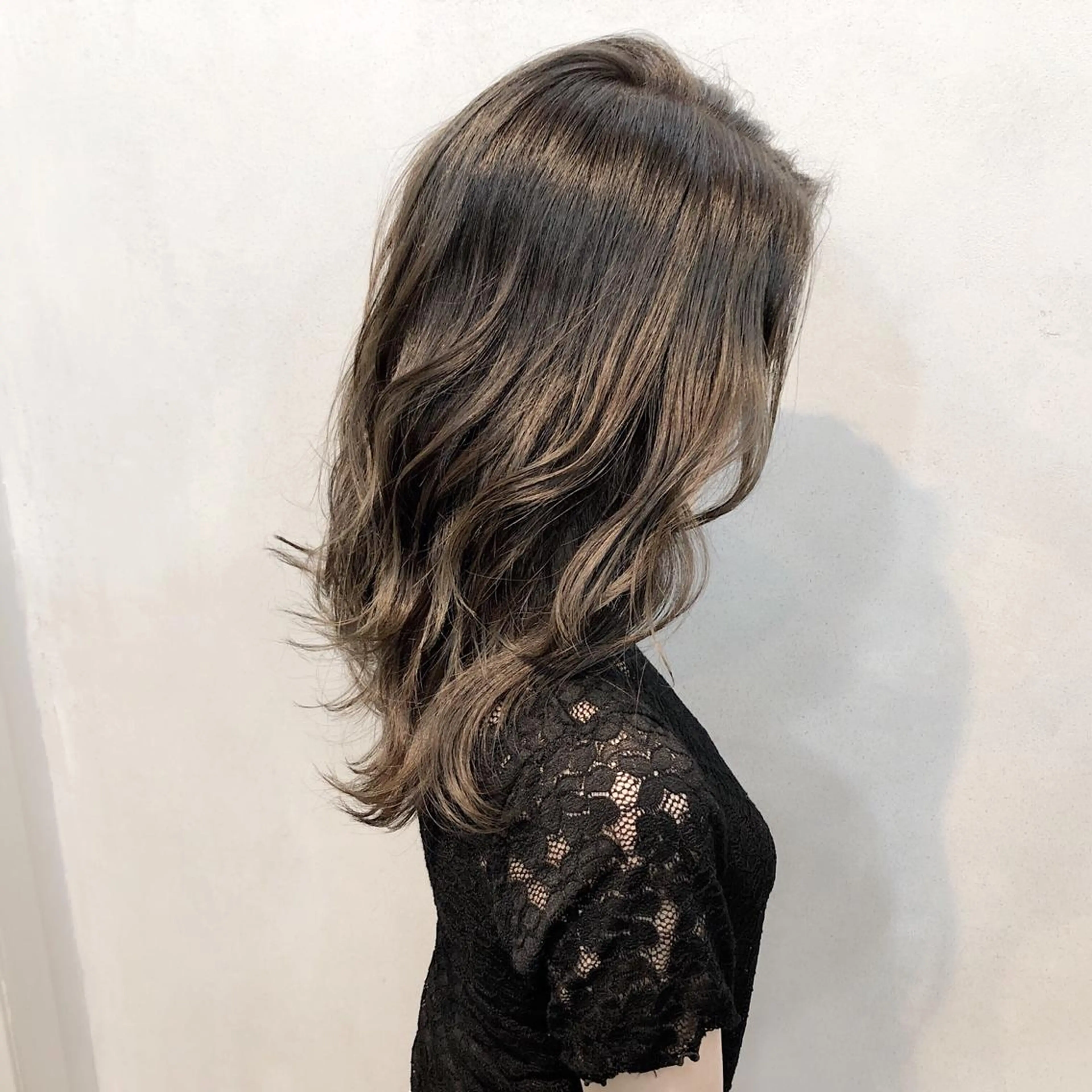 ミディアム カラー ヘアアレンジ アッシュ ベージュカラー グレージュ universe tokyoのヘアスタイル