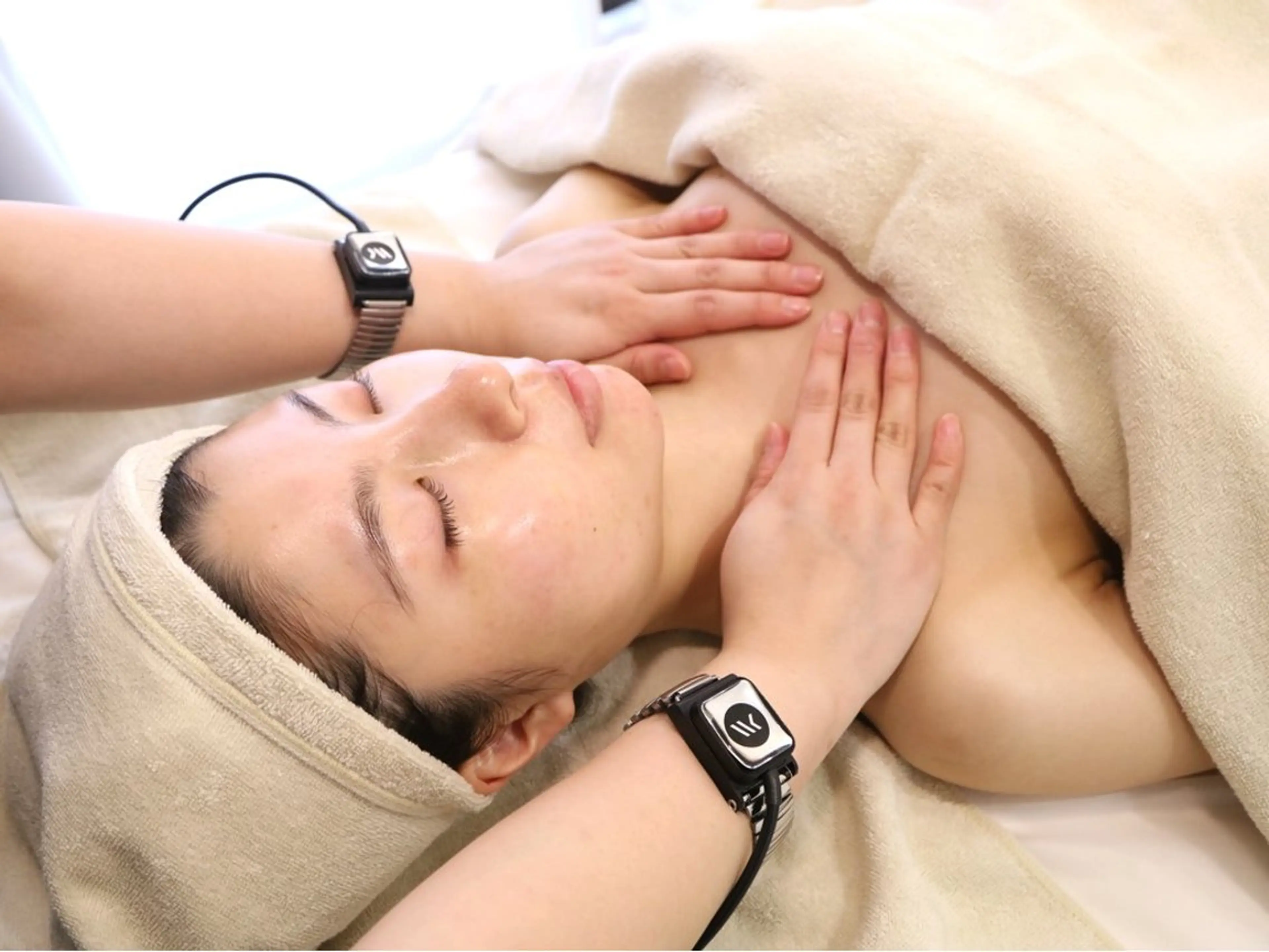 ラジオ波の熱を入れながらオールハンドマッサージ🖐️の写真