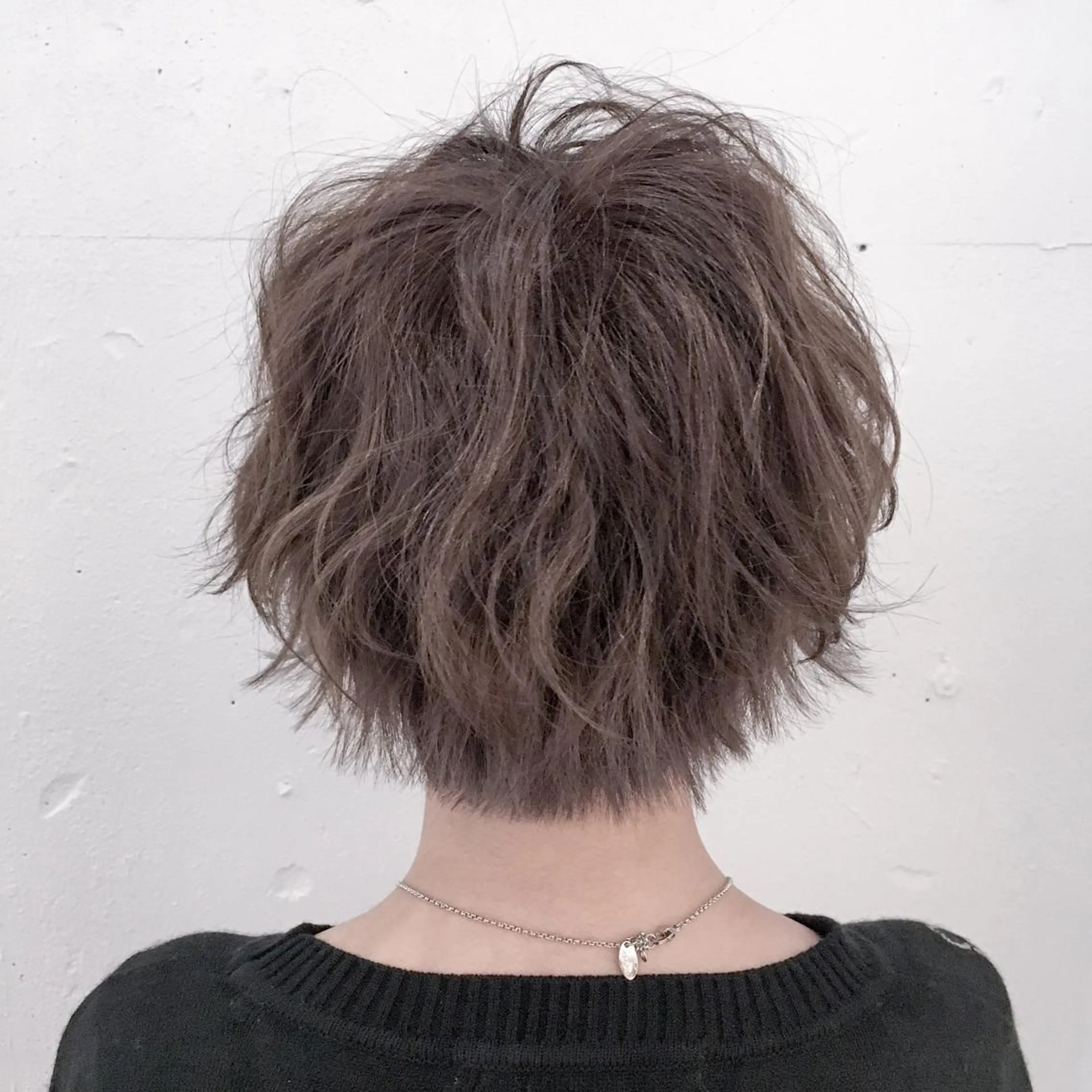 ショート カラー グレージュ トミタ アツシのヘアスタイル