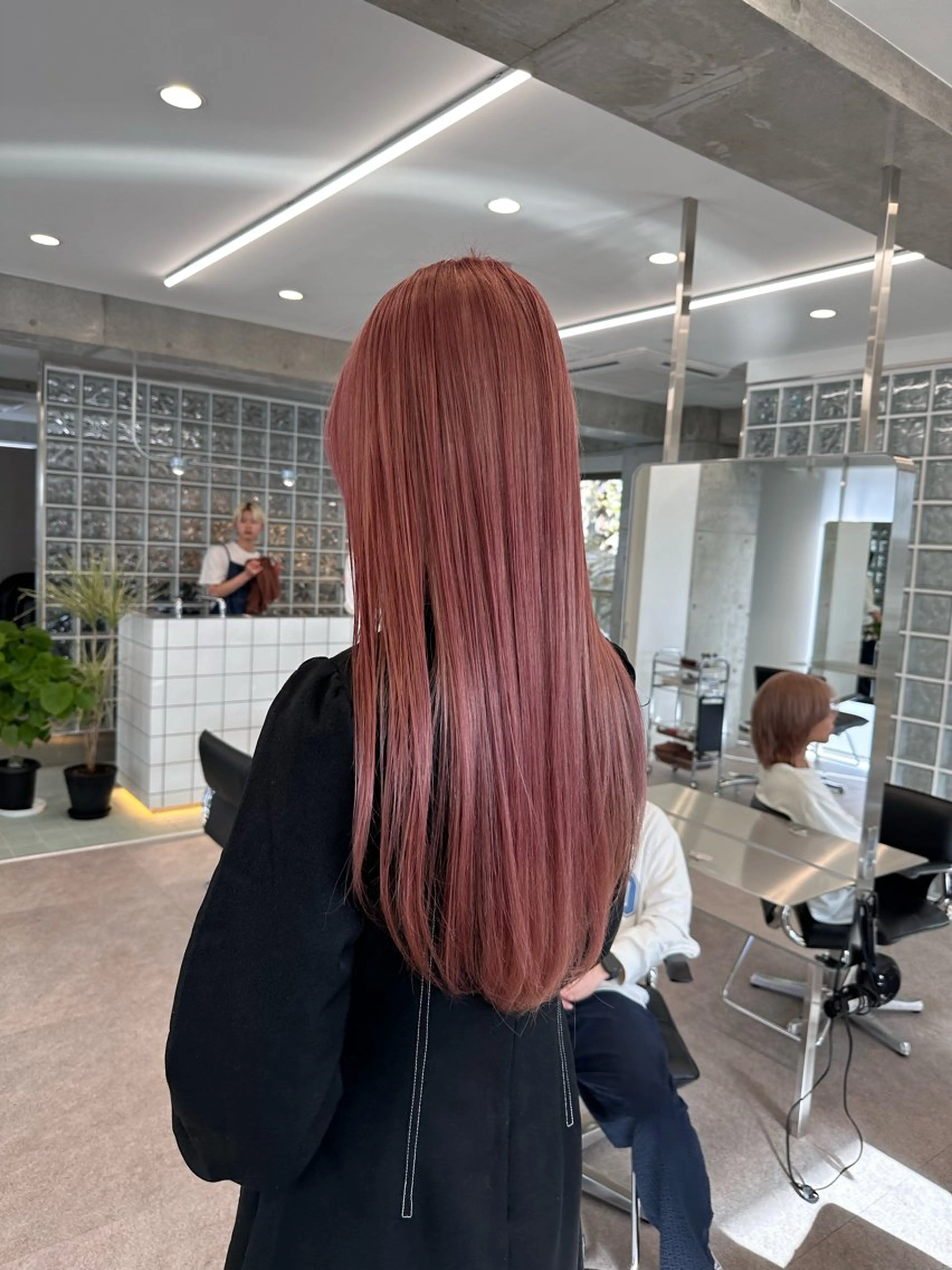 ロング cinq PROJECT所属・ミルクティーベージュ /三村克彦のヘアスタイル