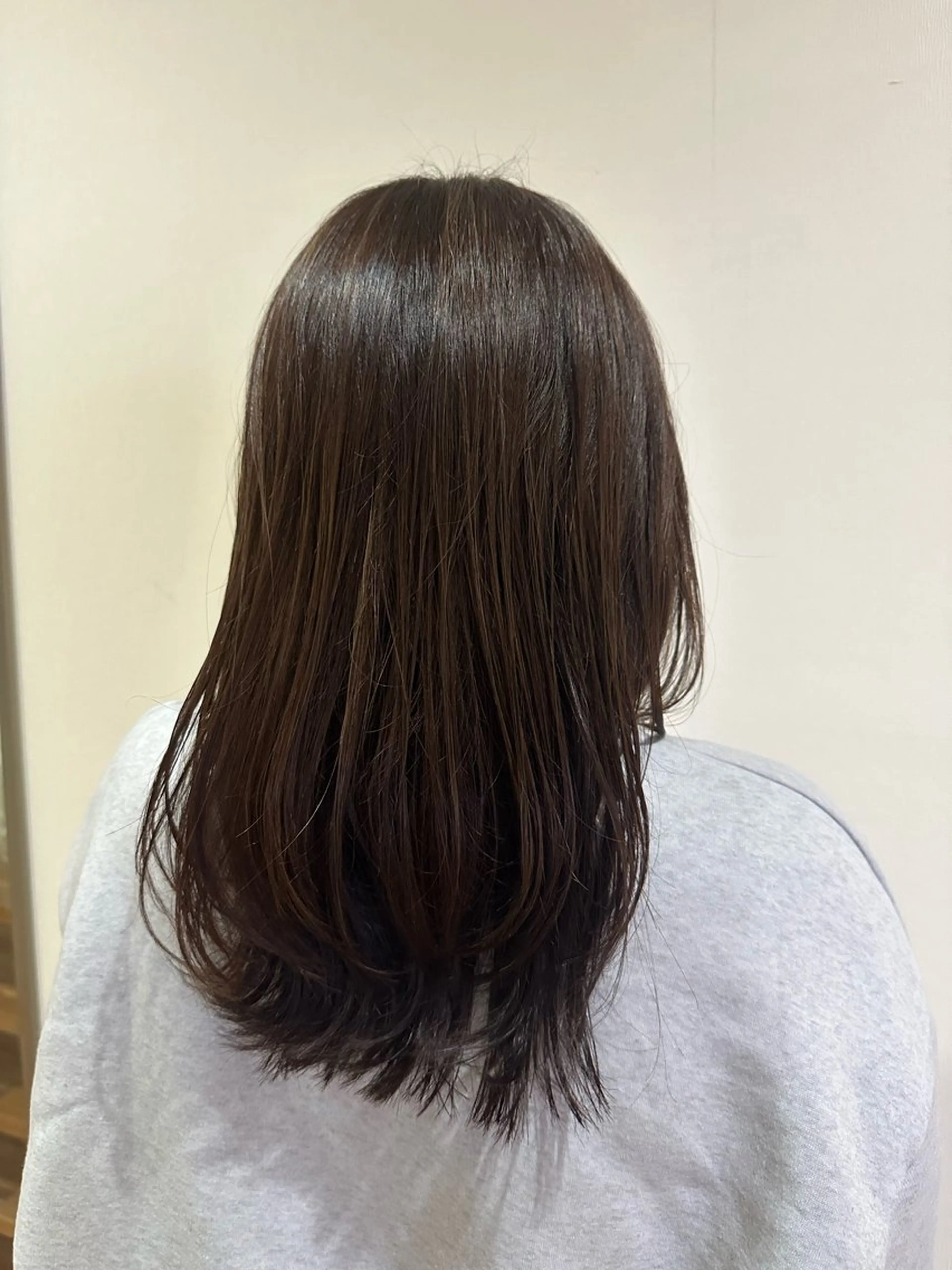 セミロング カラー ハイライトカラー シルバー ハイライト レイヤーカット 相澤 茉澄のマツエク・マツパデザイン