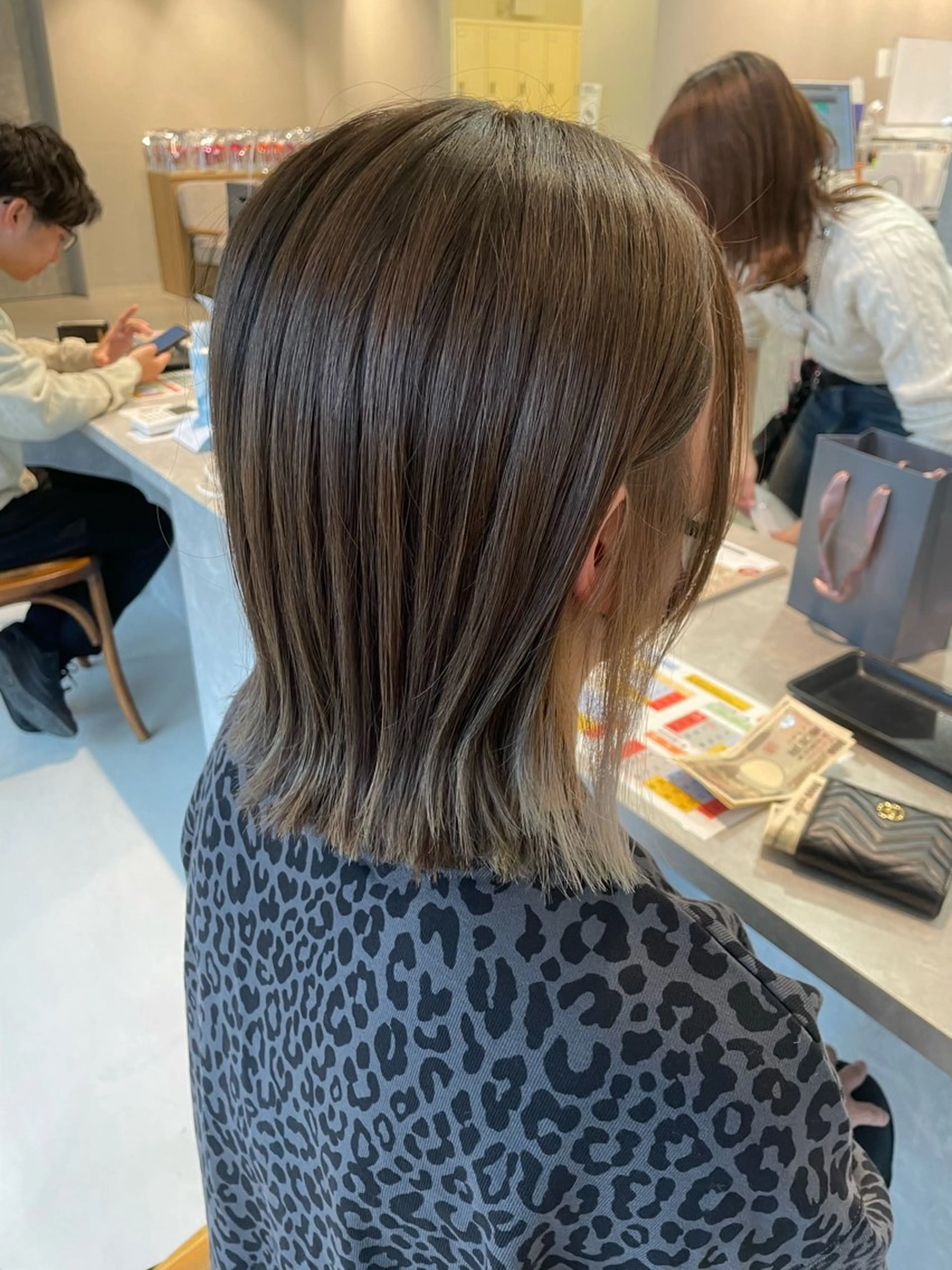 カラー 切りっぱなしボブ ベージュカラー ボブ 大人可愛い🎀ིྀ 🪞柔らかベージュのヘアスタイル