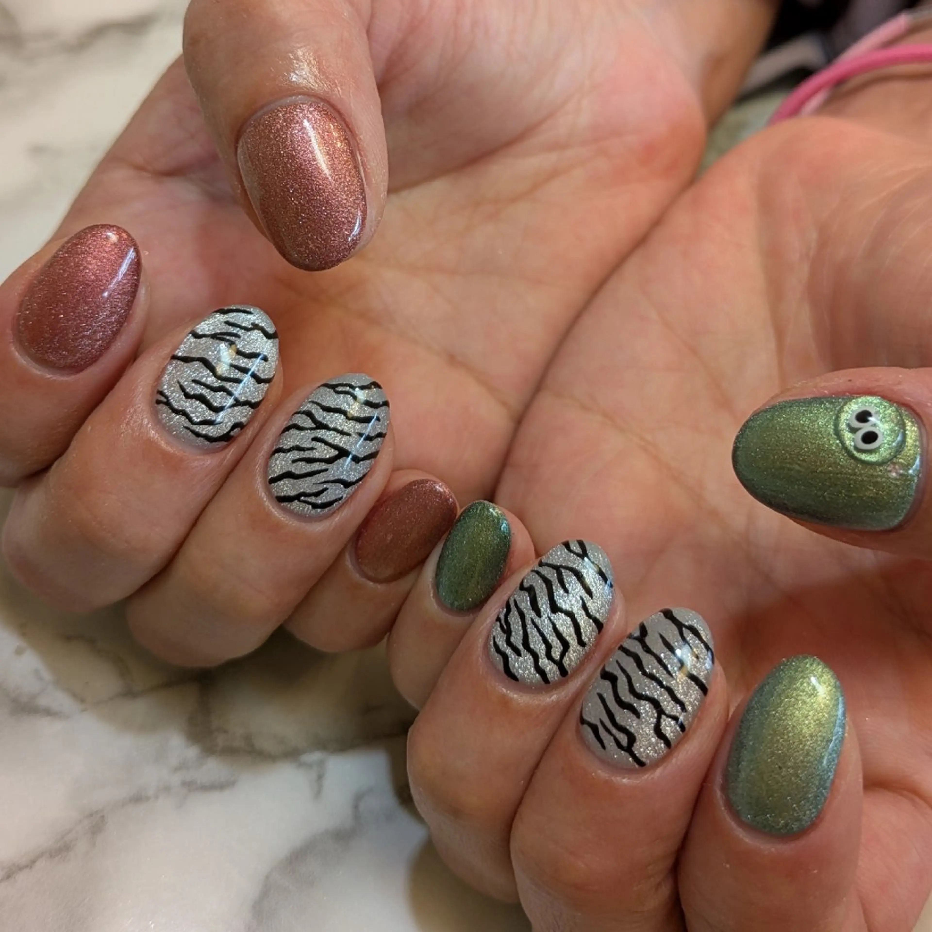ネイル アニマル柄 ジェヌインネイル 河内のネイルデザイン