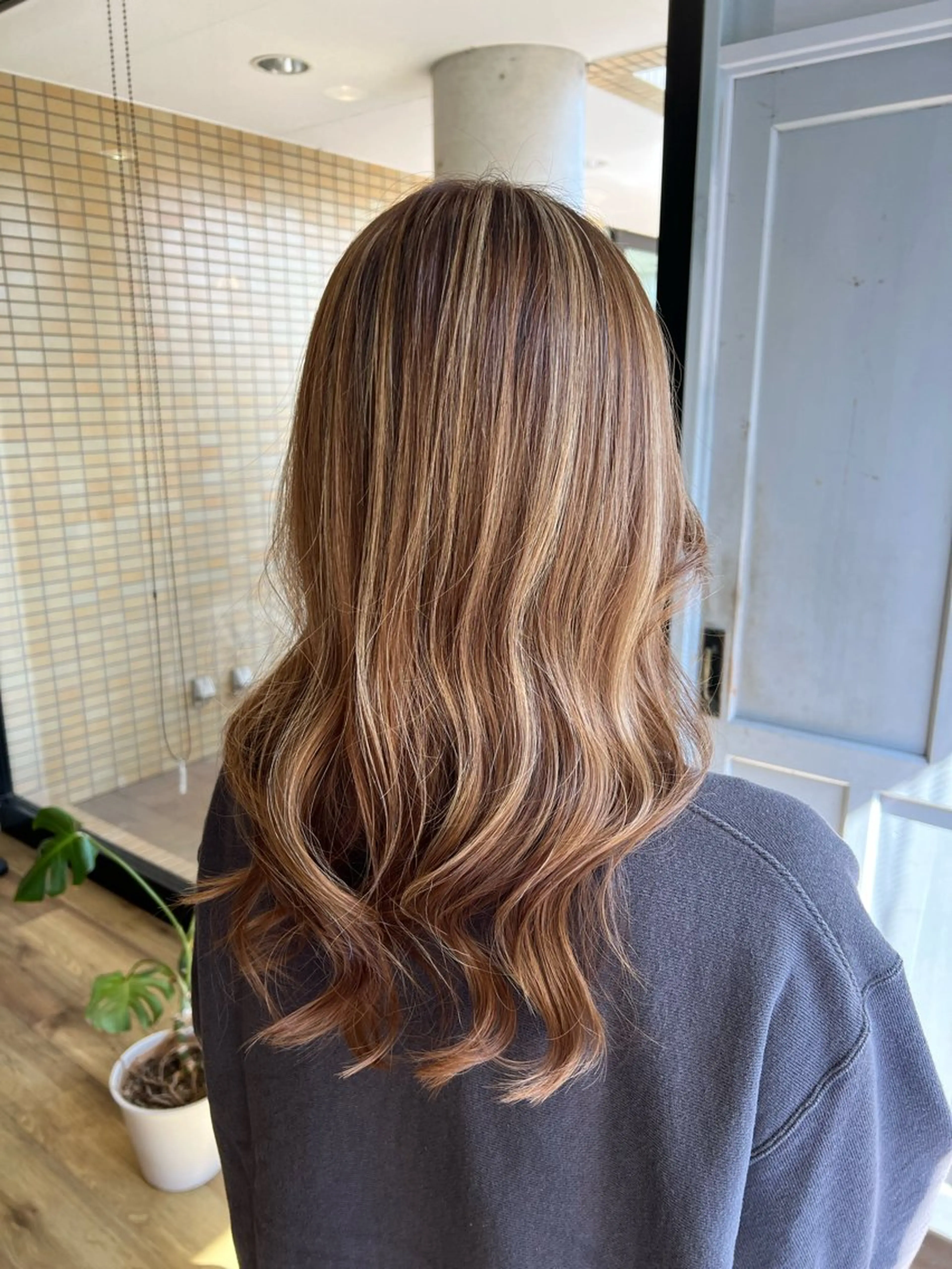 ロング カラー ベージュカラー ハイライトカラー ハイライト ヘアカラー トリートメント ツキダテ ユイのヘアスタイル