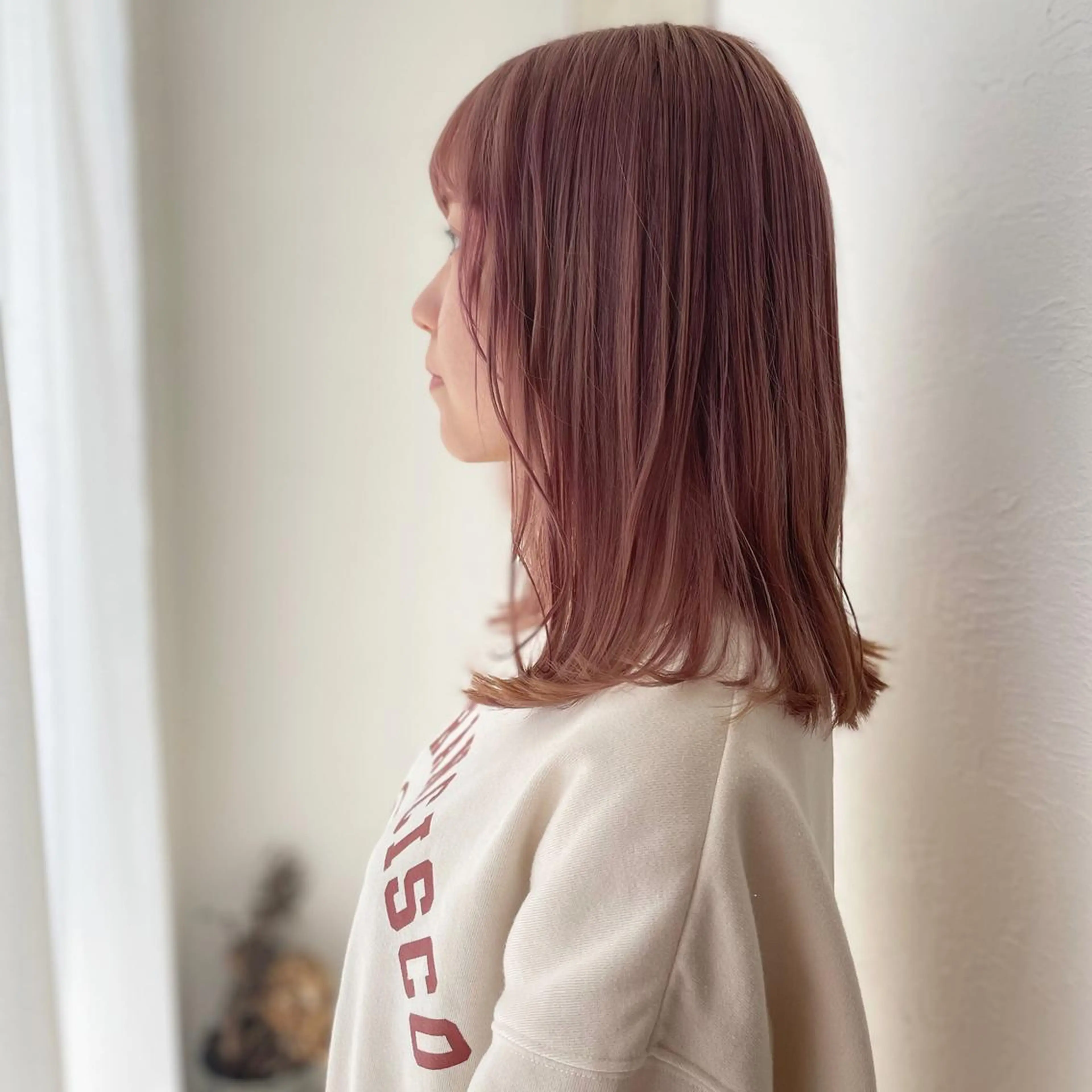 セミロング カラー ベージュカラー ピンクカラー ピンクベージュ カット ヘアカラー fio マナミのヘアスタイル