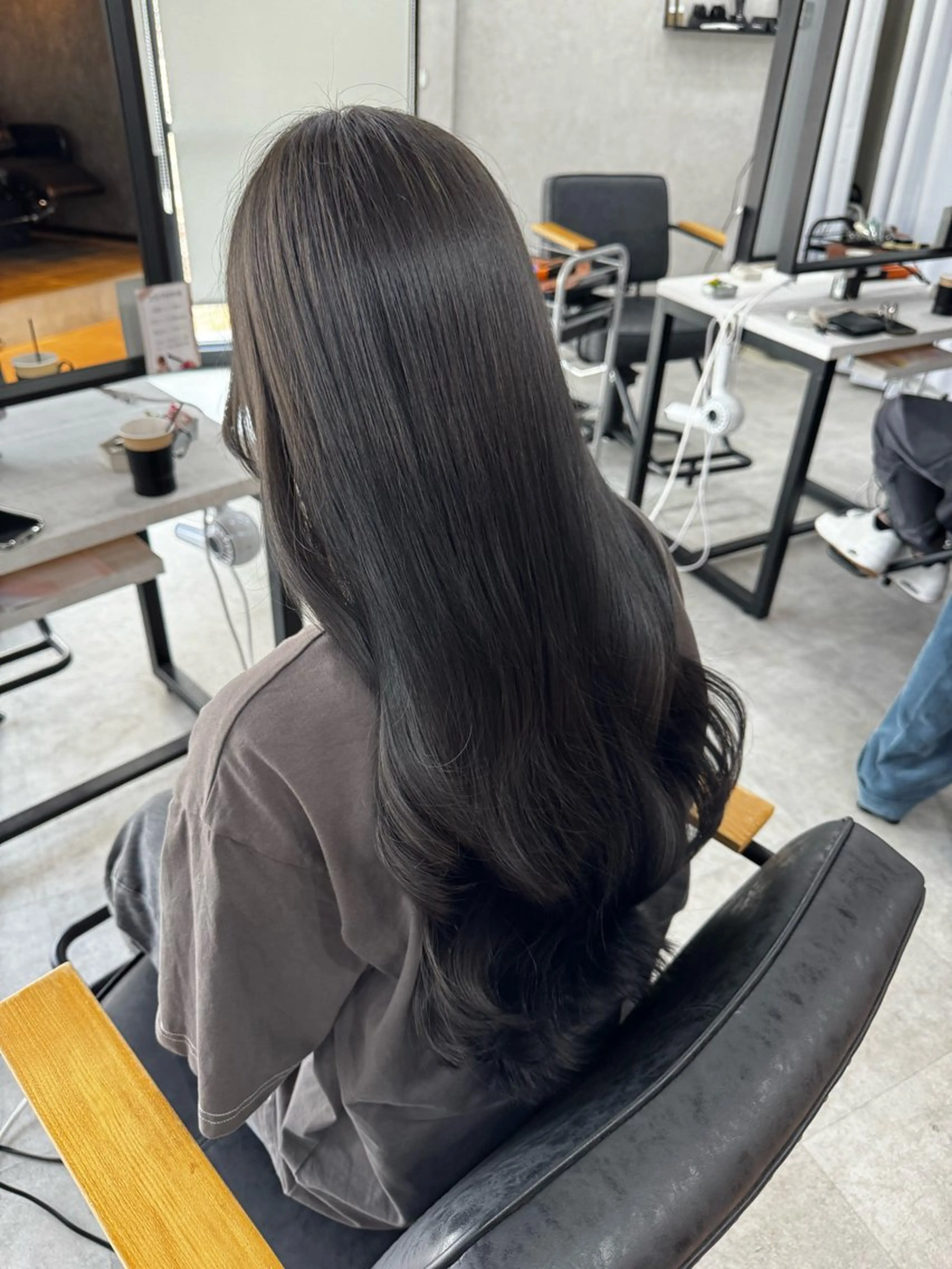 ロング カラー アッシュ アッシュブラウン ベージュカラー 黒髪 ブリーチ カット ヘアカラー トリートメント 赤み無し柔らかカラー 【梅田】madokaのヘアスタイル