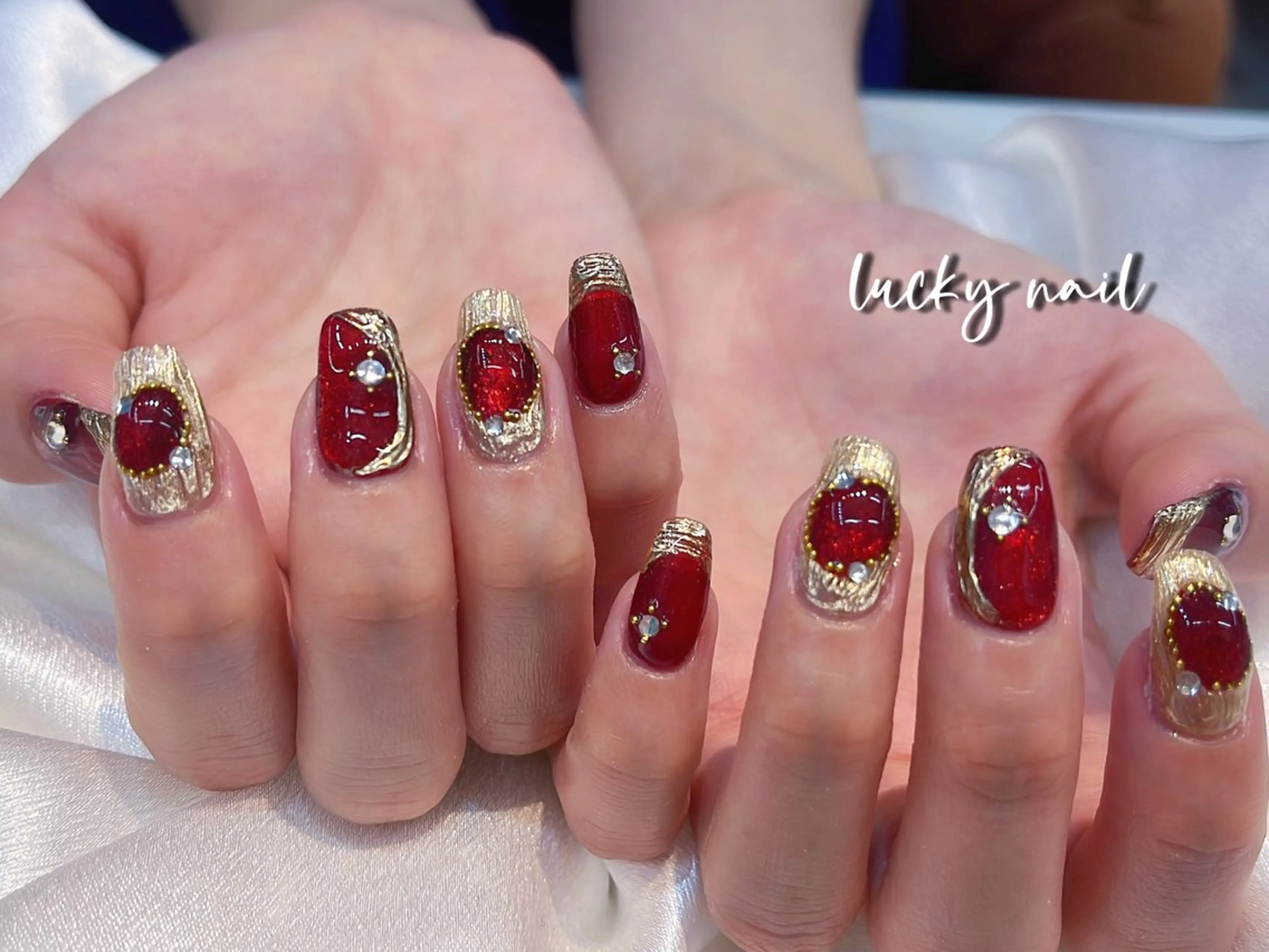 ネイル ブルー チークネイル 長さ出し ジェルネイル ゴールド ハンドネイル ハンドケア ラッキーネイルサロン 西川口東口店のネイルデザイン