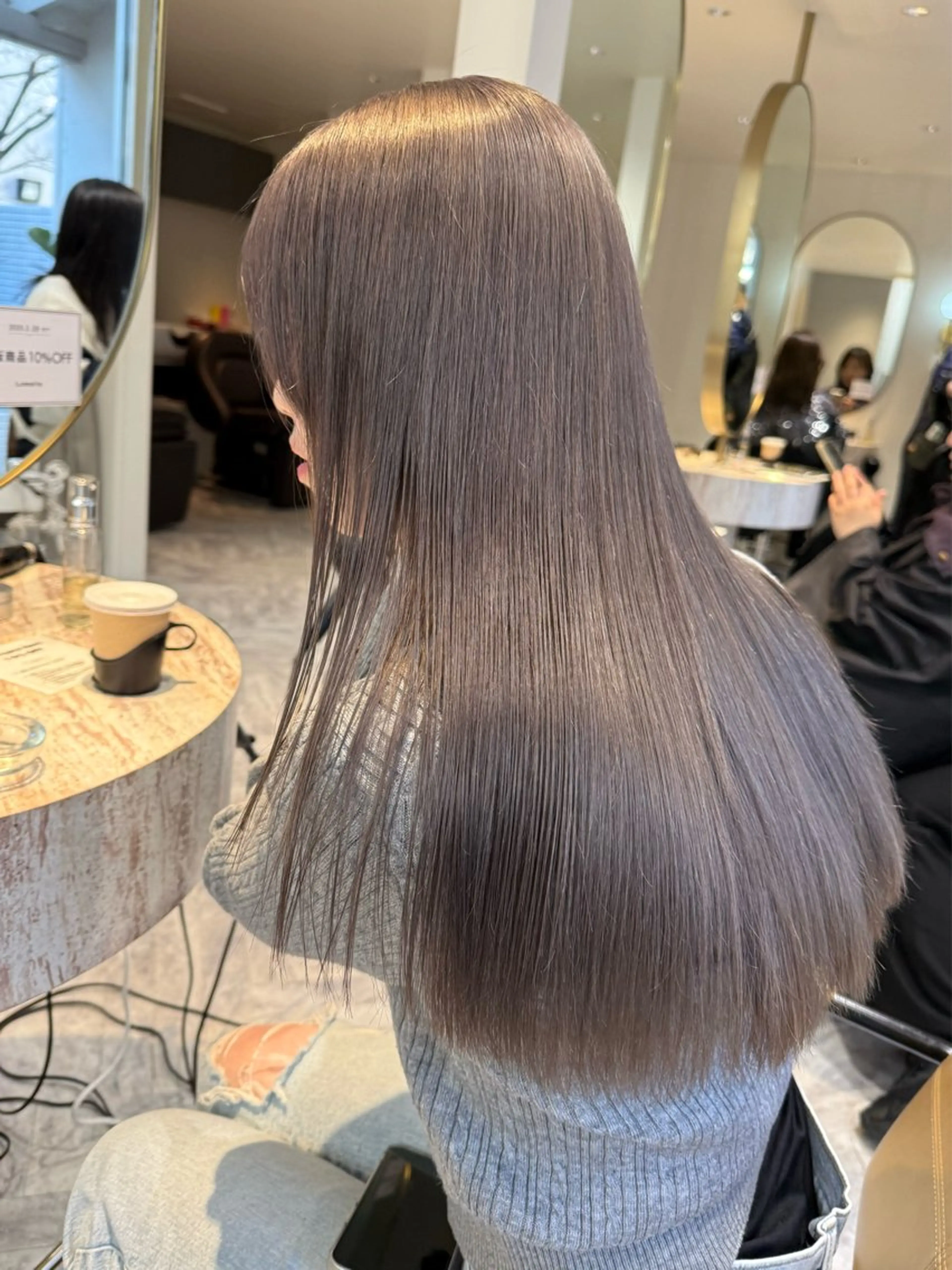 ロング カラー ミルクティー× グレージュMOMOのヘアスタイル