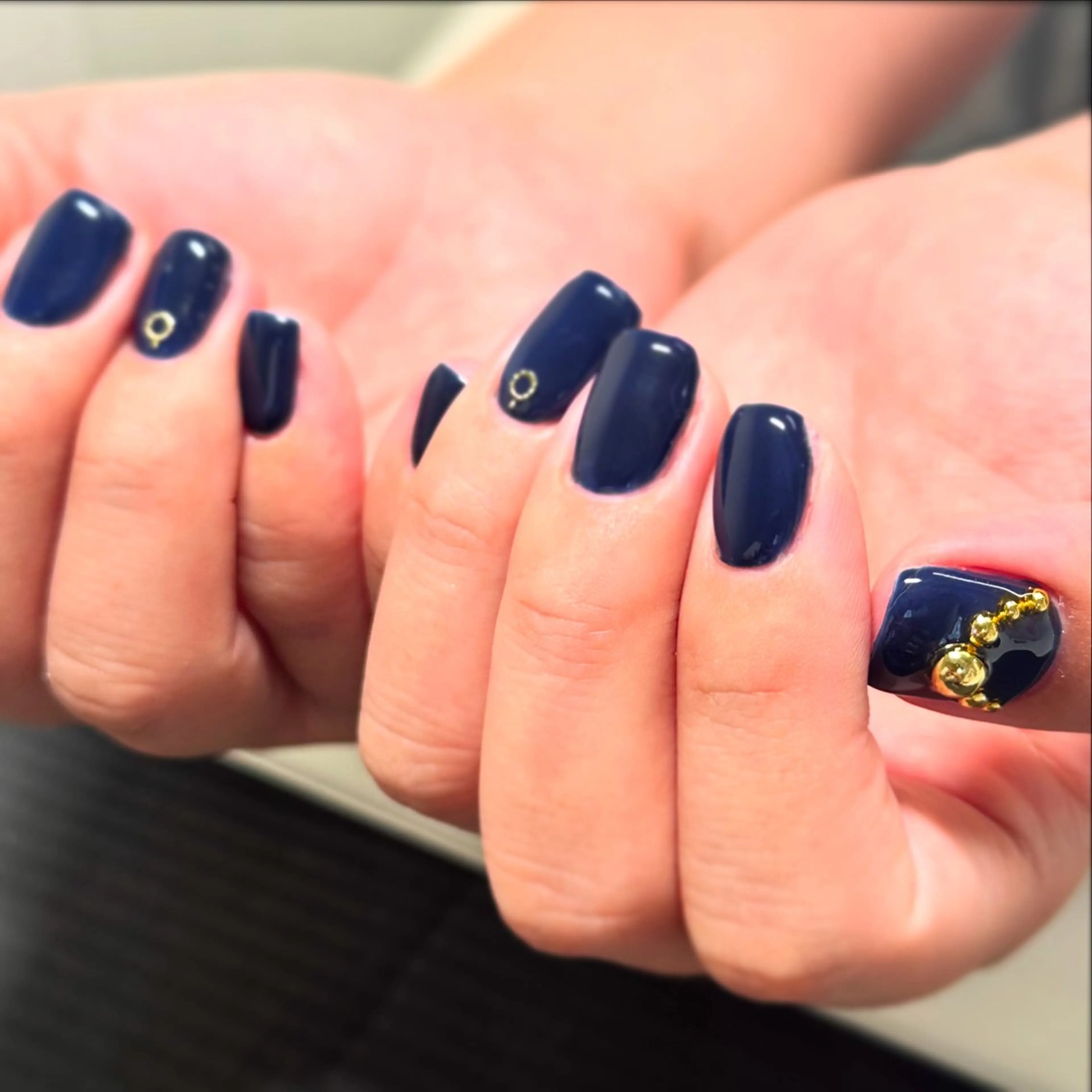 ネイル ゴールド ネイビー ワンカラーネイル Rairia nail所属・ライリアネイル Mikuのネイルデザイン