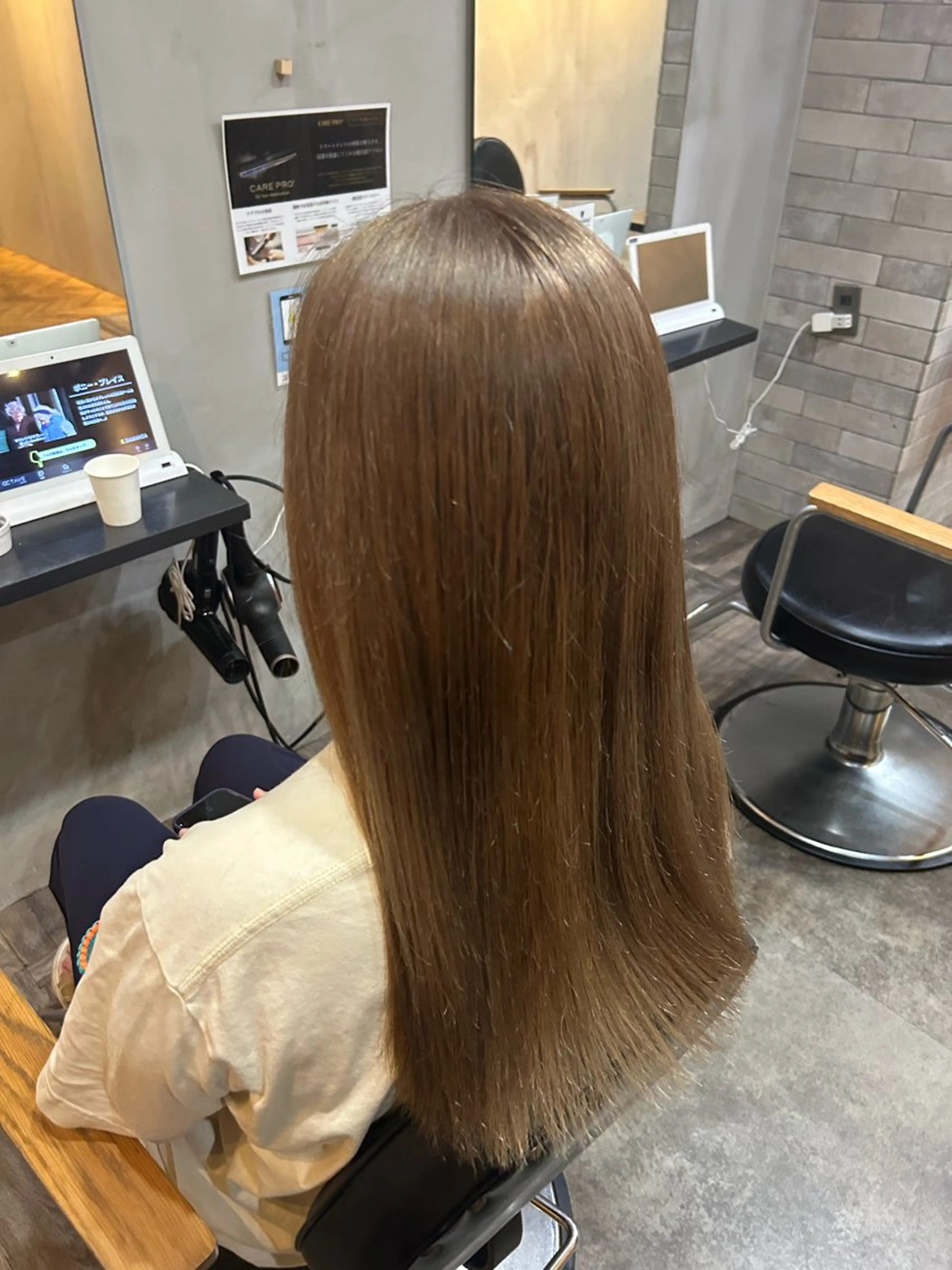 セミロング lafith hair Glanz 桂所属・かじももな｜縮毛矯正 ｜透明感カラーのヘアスタイル