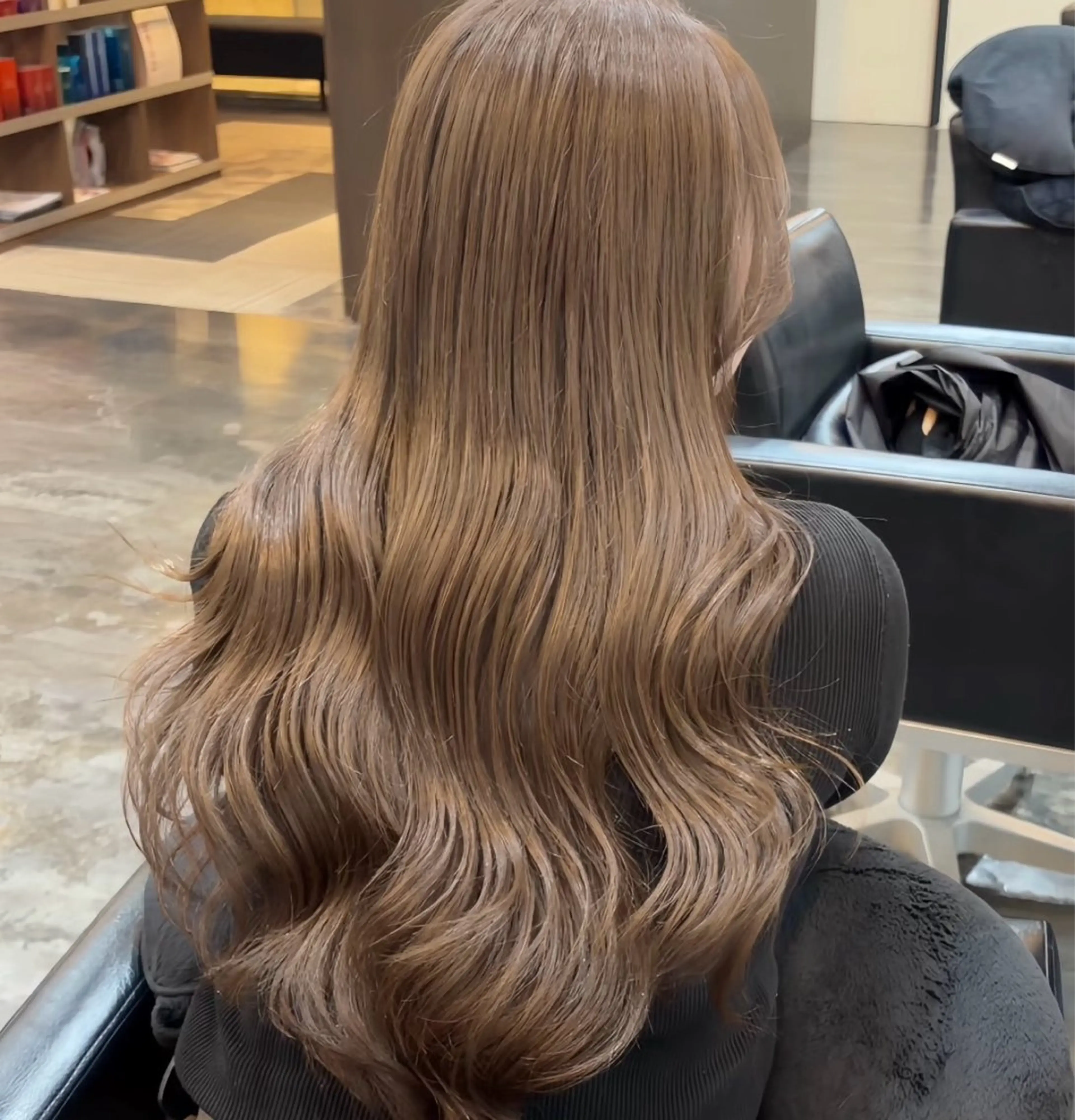 ロング カラー アッシュ アッシュグレー アッシュグレージュ ベージュカラー ブリーチ BIGOUDI  salon所属・ブリーチなし/ ベージュ/あゆむのヘアスタイル