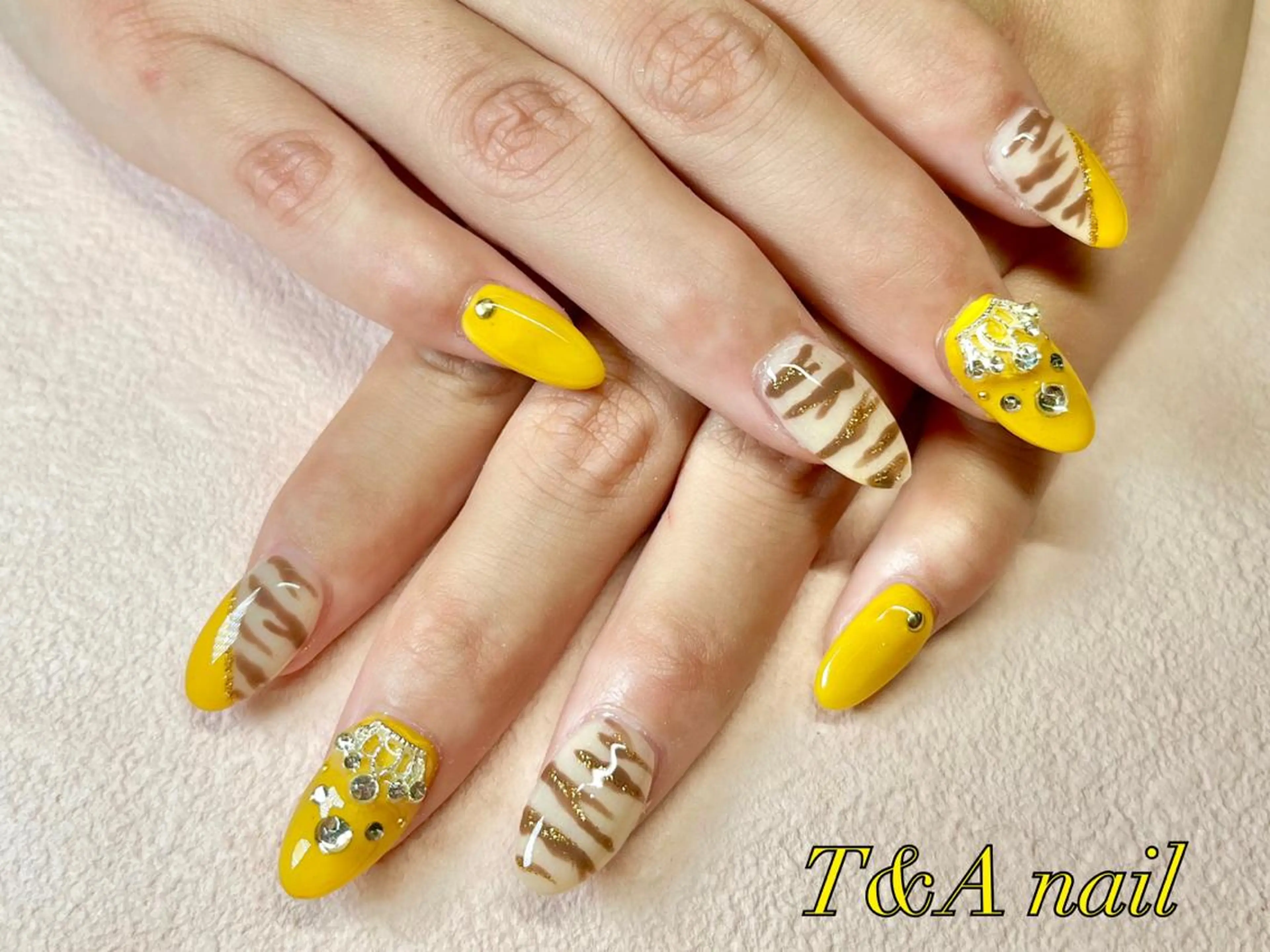 ミディアム ネイル 長さ出し ジェルネイル スカルプネイル 夏ネイル 黄色 ハンドネイル T&A nailのネイルデザイン