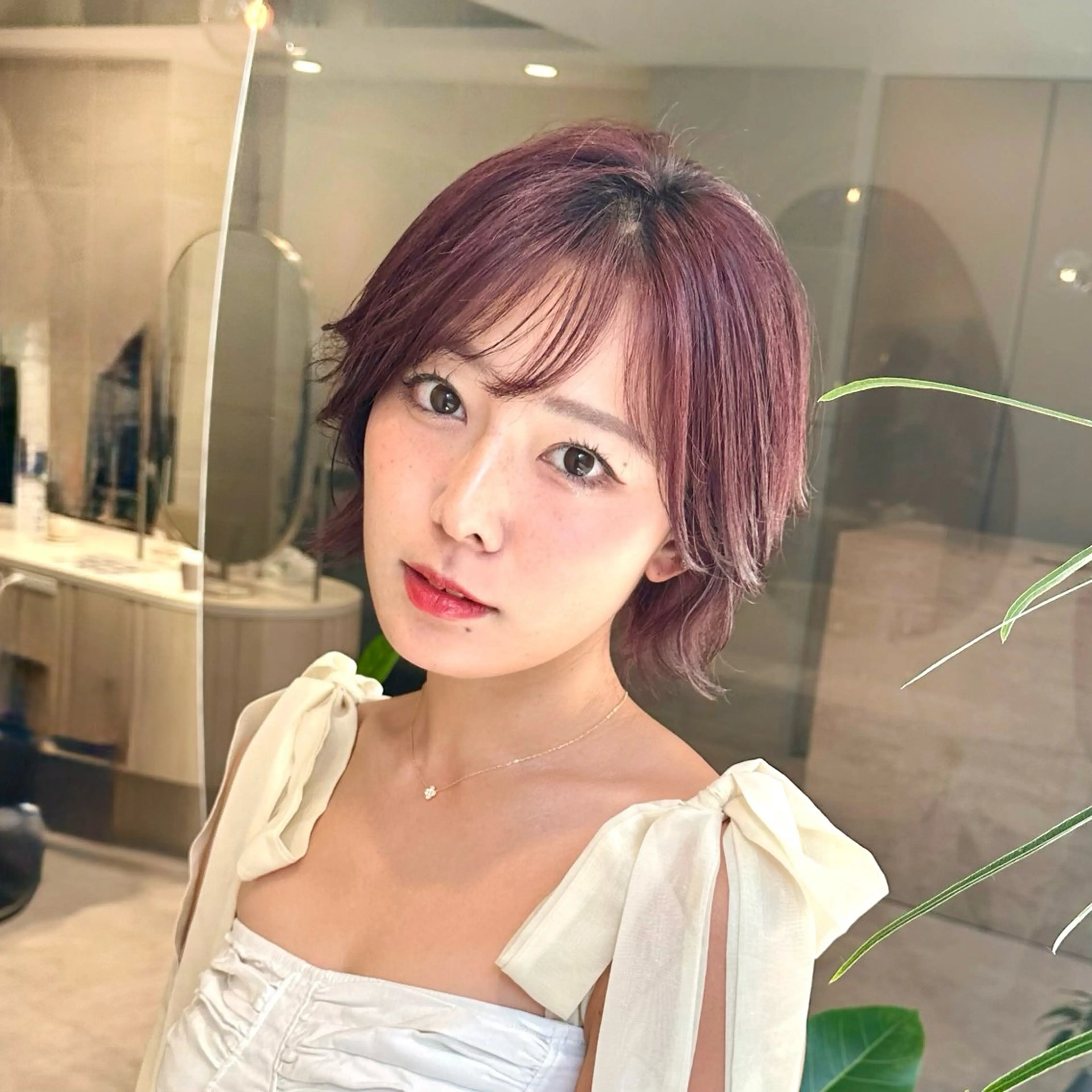 ショート カット ヘアカラー 韓国風/小顔レイヤー /艶カラーのヘアスタイル