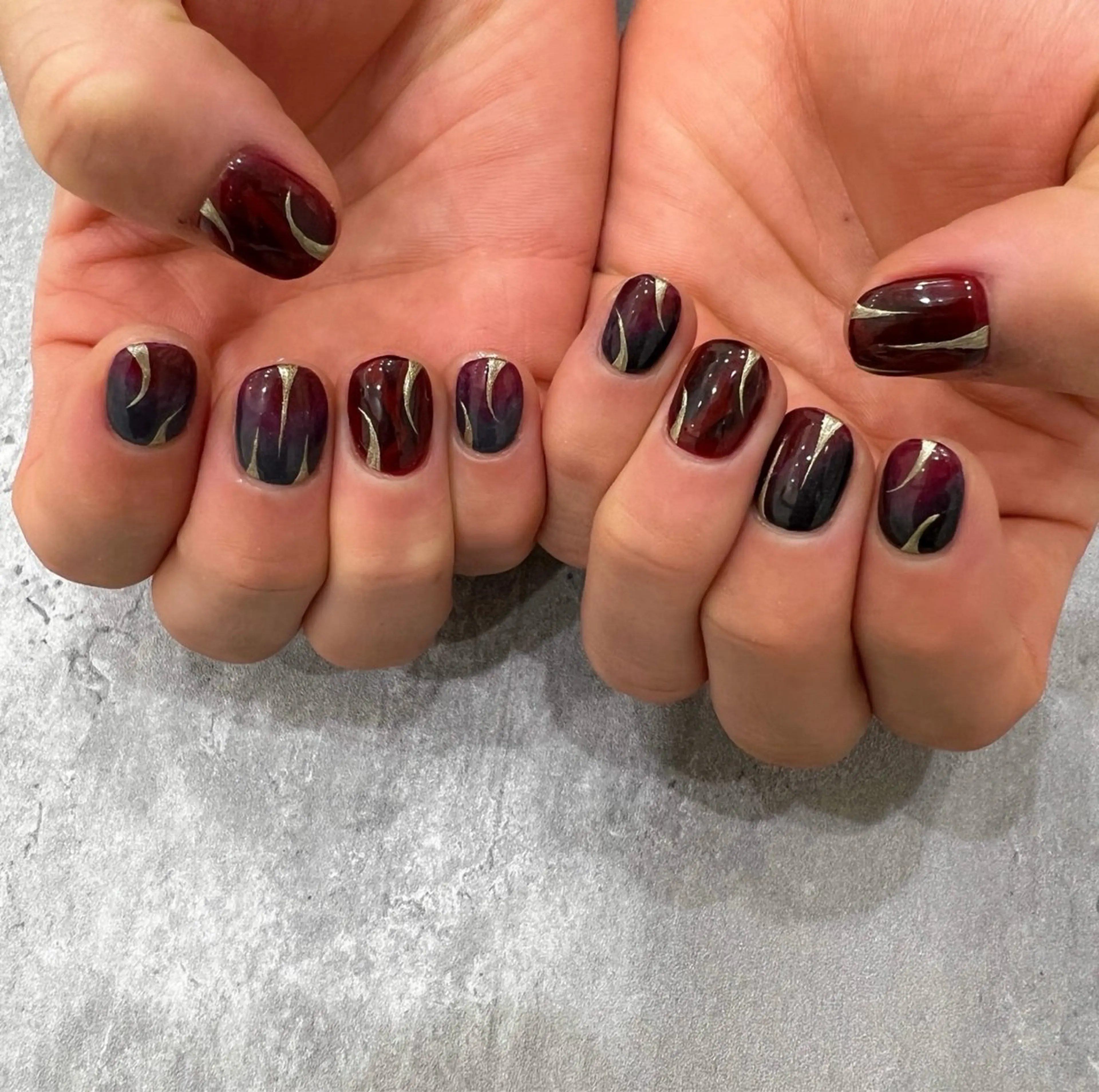 ネイル グラデーション メンズネイル 赤色 ✨絶対に褒められる 店長"Momonaのネイルデザイン